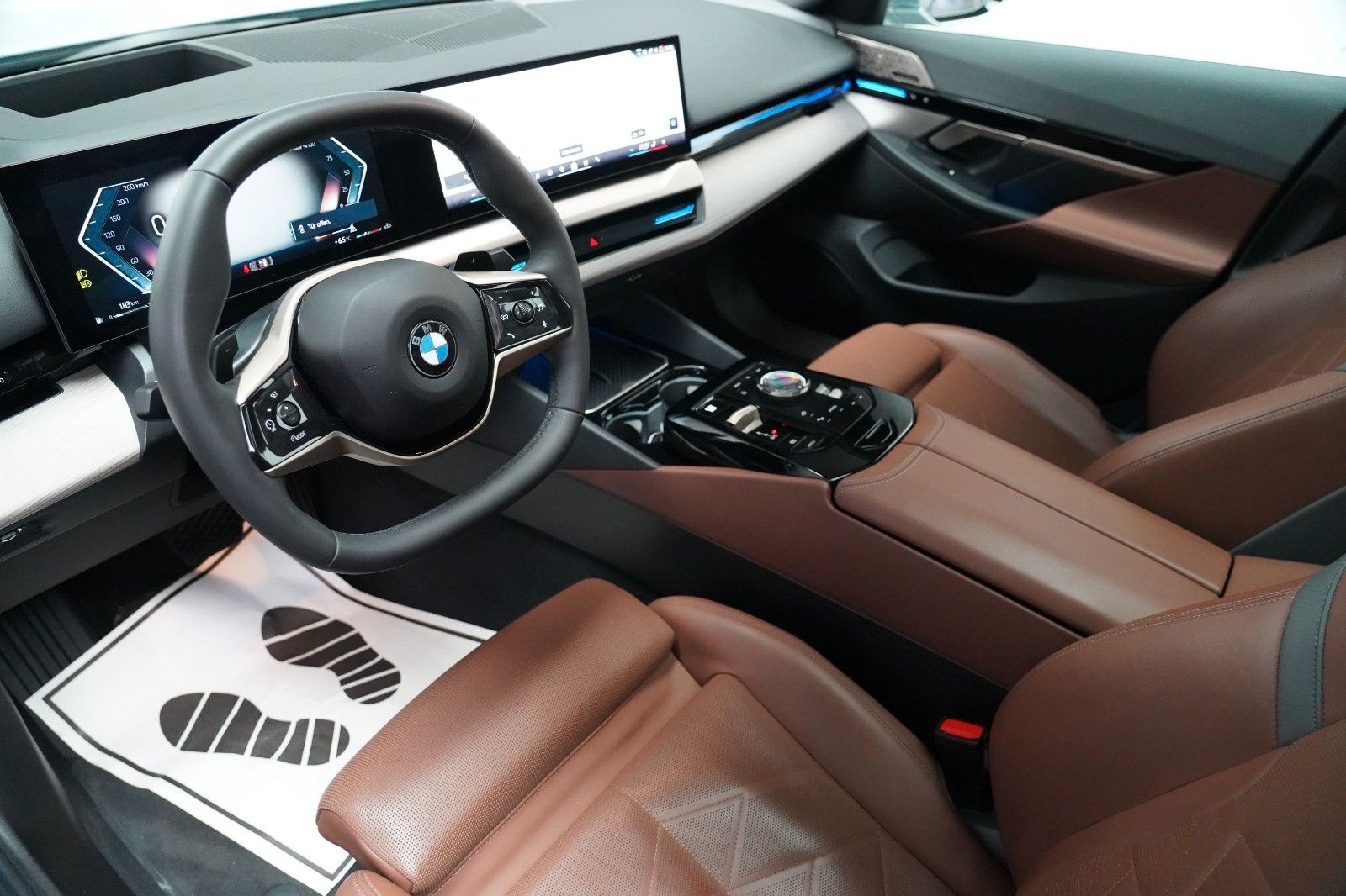 BMW 520d xDrive PANO ICONIC 360 HEADUP KEY B&W foto 16