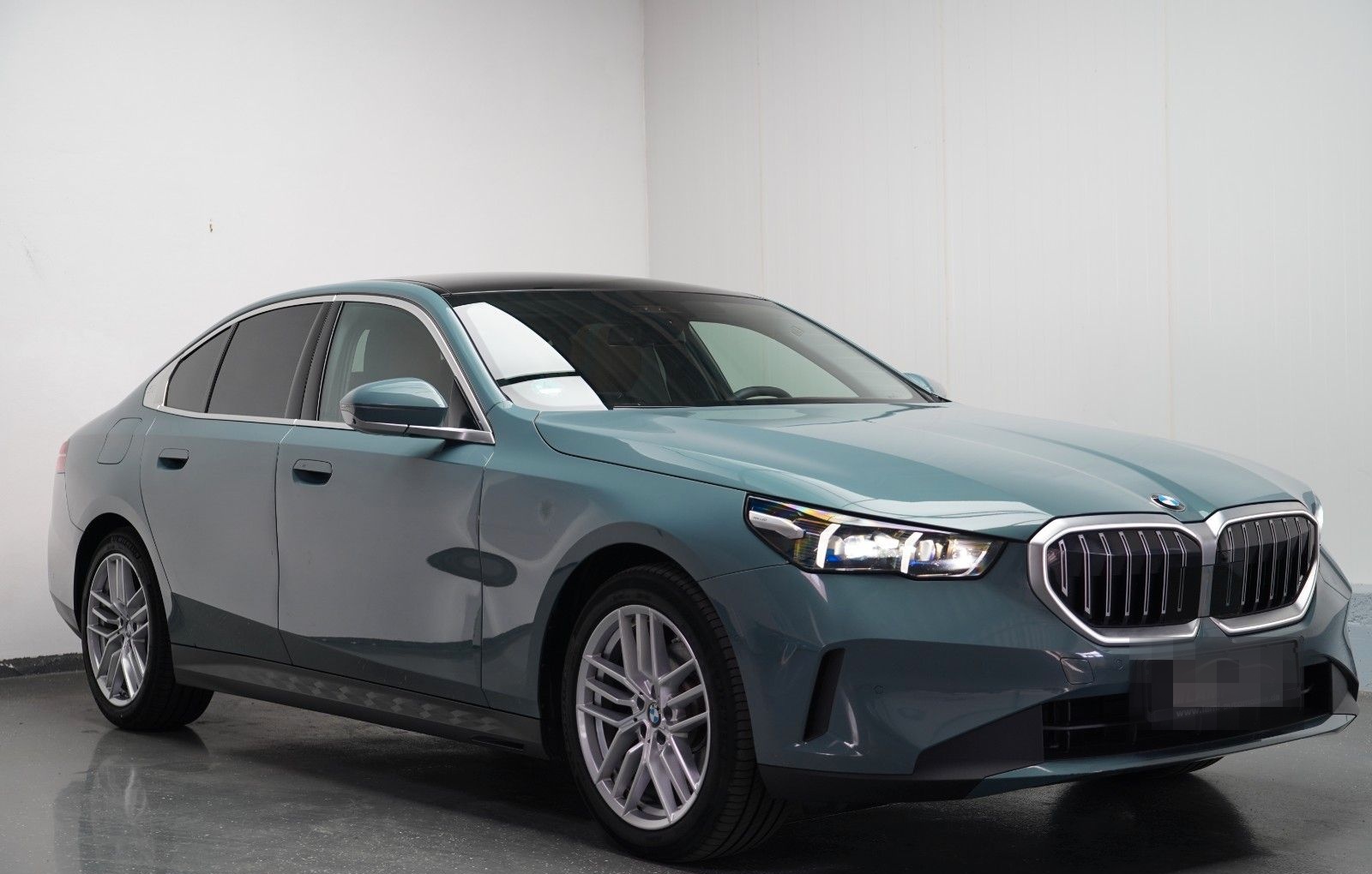 BMW 520d xDrive PANO ICONIC 360 HEADUP KEY B&W foto 3