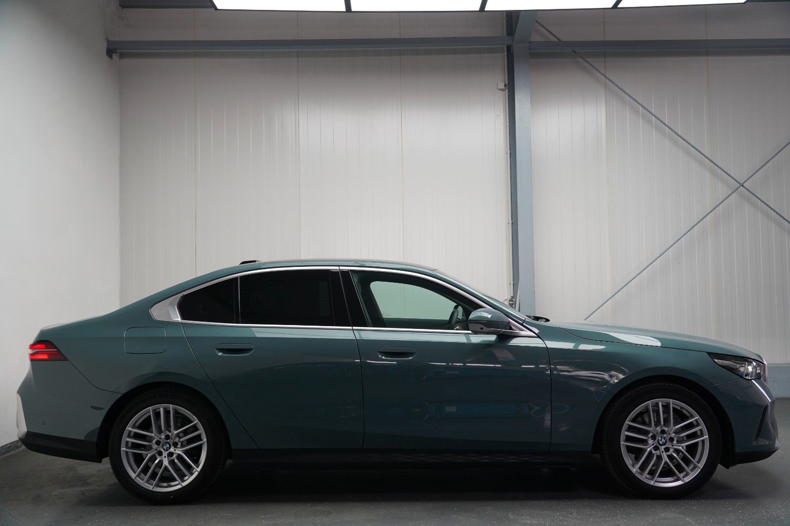 BMW 520d xDrive PANO ICONIC 360 HEADUP KEY B&W foto 4
