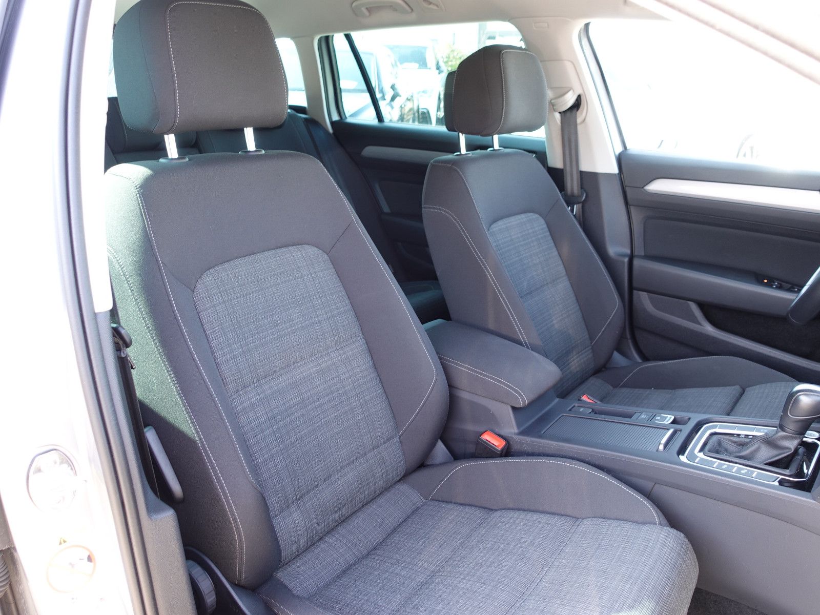 Volkswagen Passat 2,0 TDI Var. Business DSG/AHK//DigiTacho foto 12