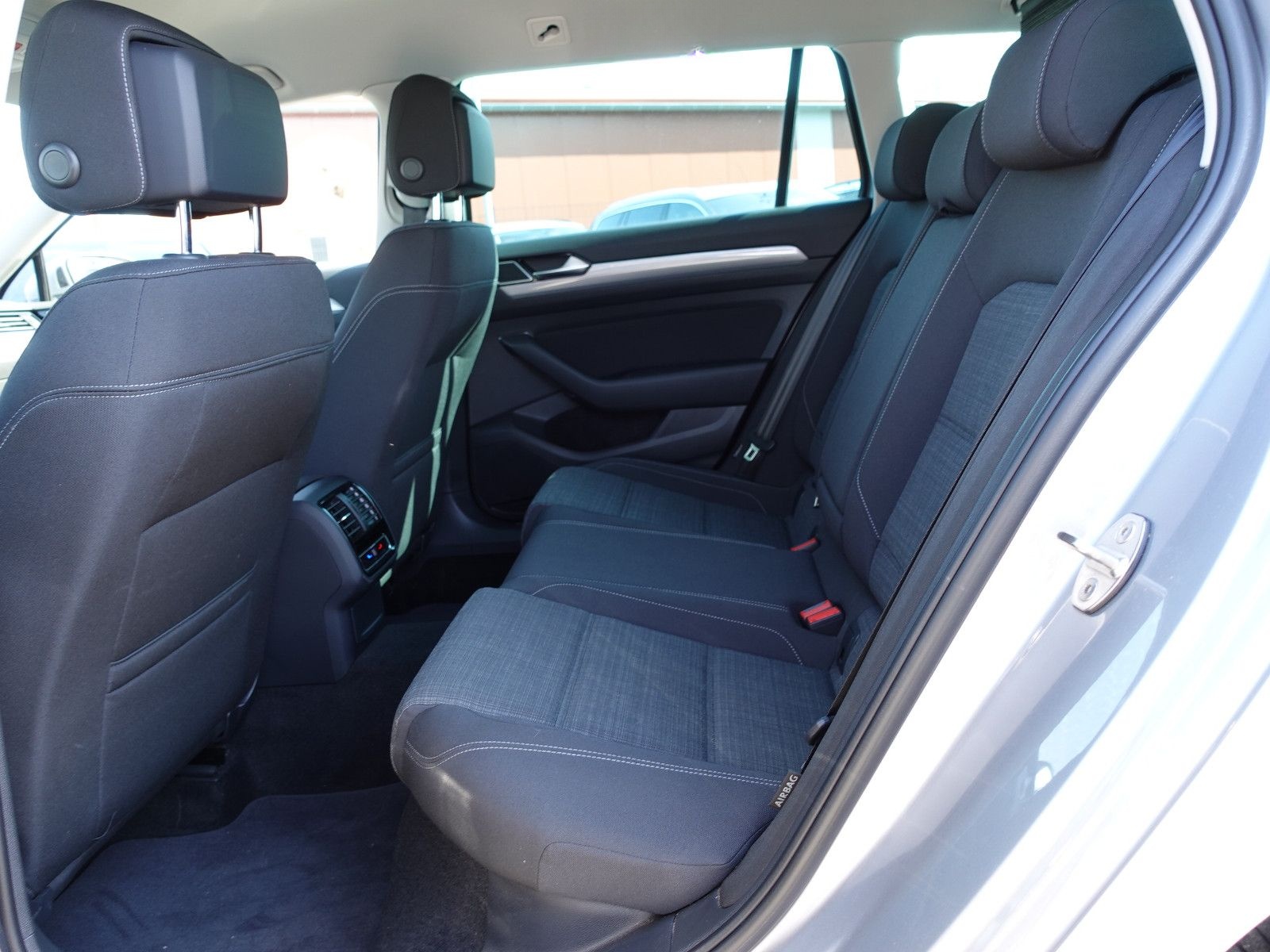 Volkswagen Passat 2,0 TDI Var. Business DSG/AHK//DigiTacho foto 22