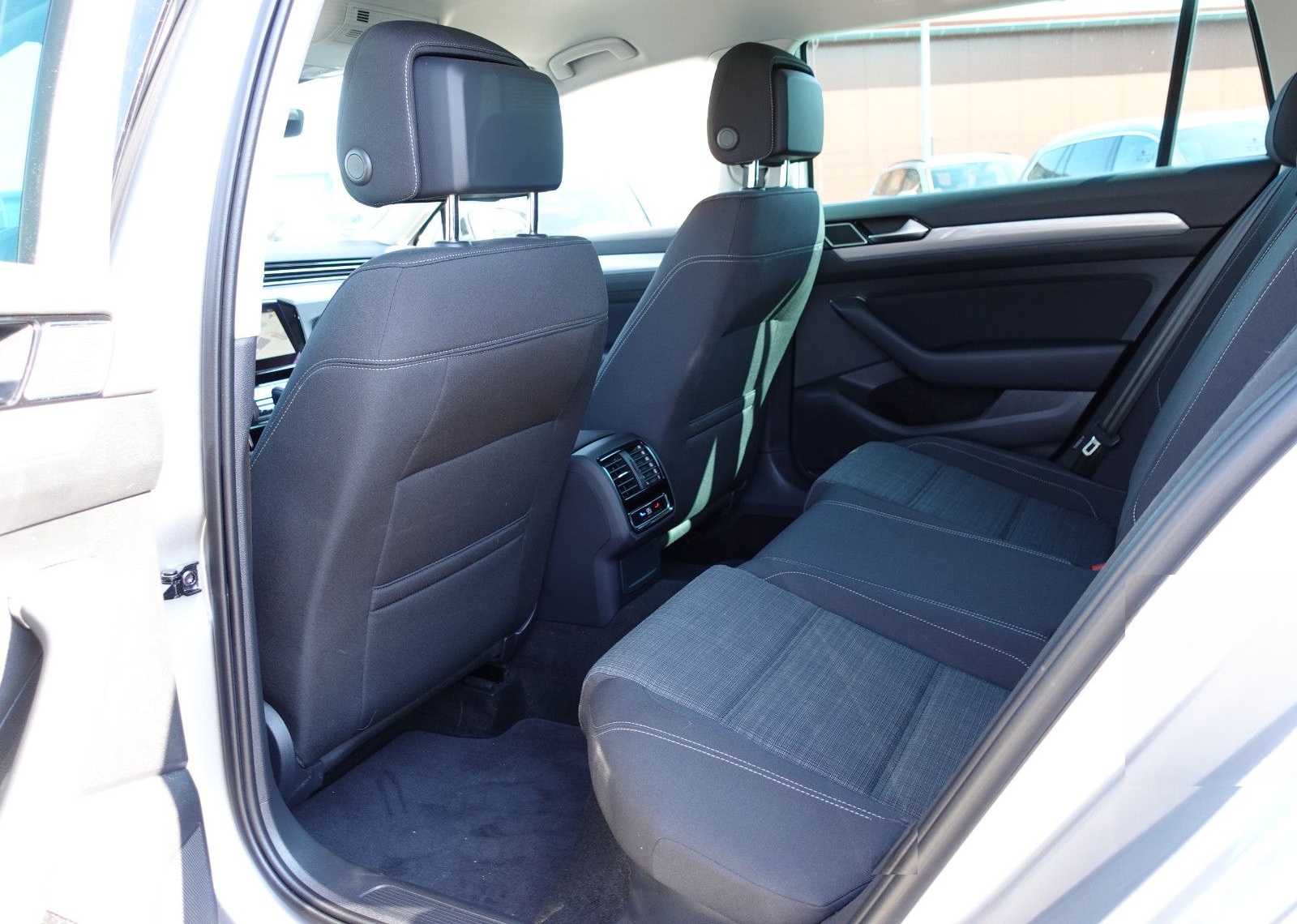 Volkswagen Passat 2,0 TDI Var. Business DSG/AHK//DigiTacho foto 23