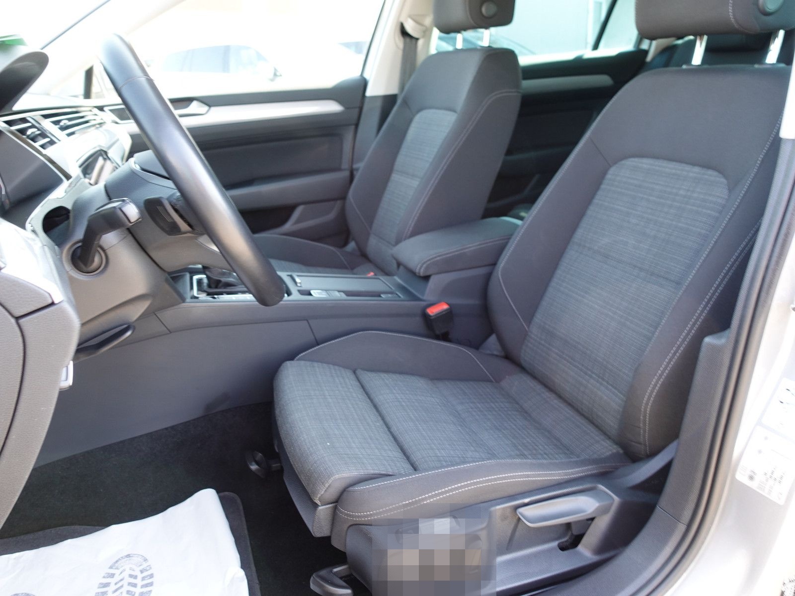 Volkswagen Passat 2,0 TDI Var. Business DSG/AHK//DigiTacho foto 9
