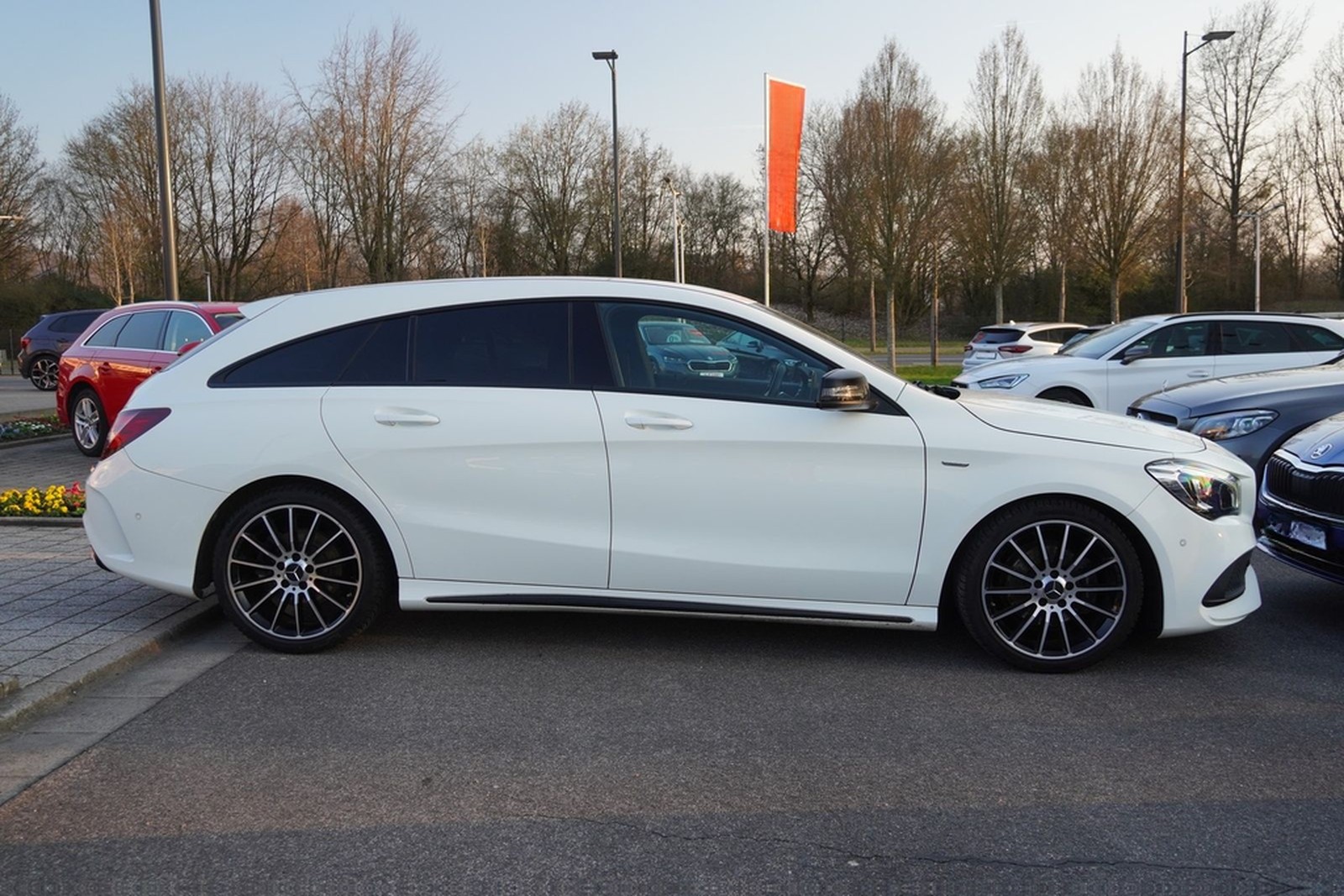 Mercedes-Benz CLA 180 Shooting Brake AMG Line LED Standheizung foto 5