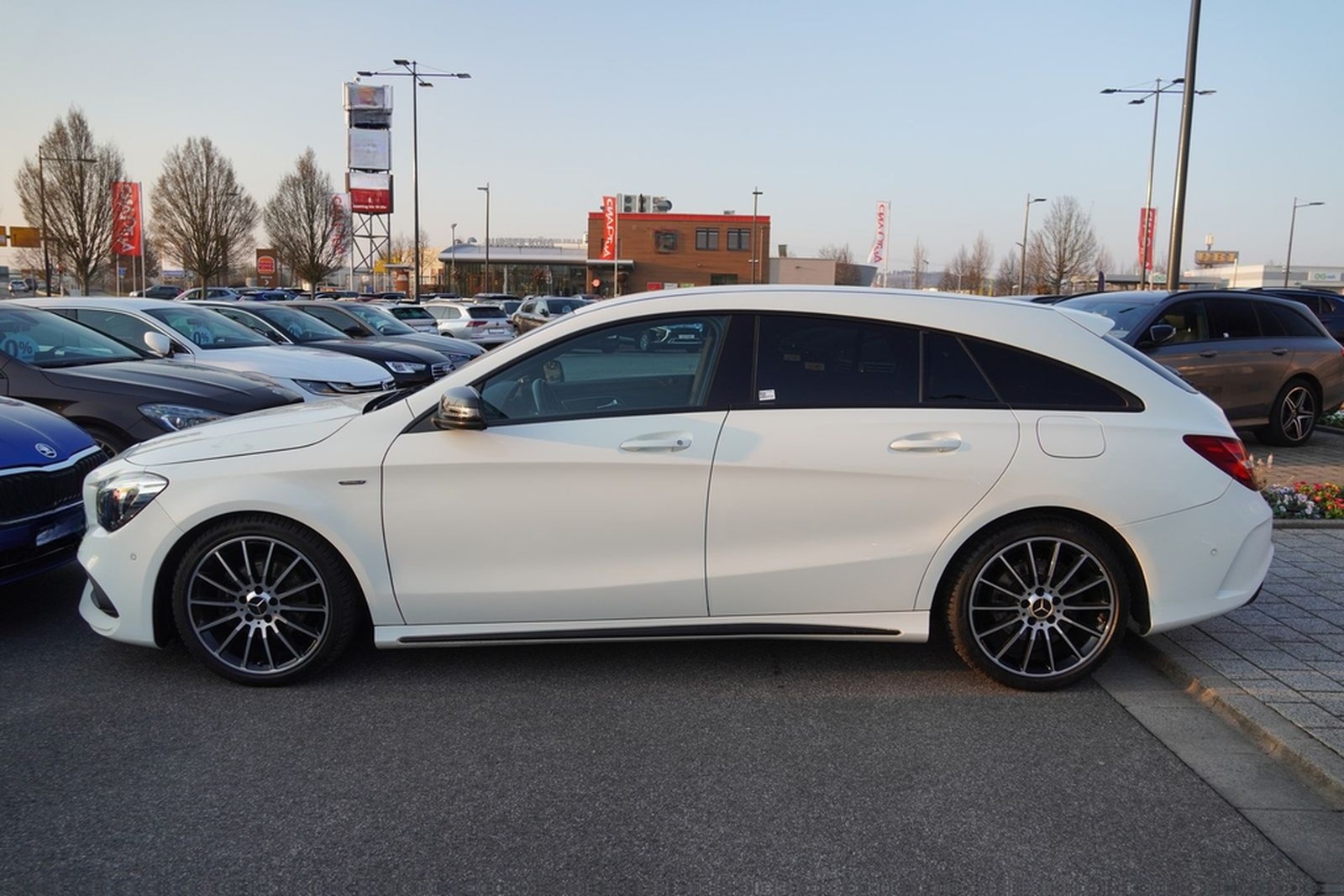 Mercedes-Benz CLA 180 Shooting Brake AMG Line LED Standheizung foto 6