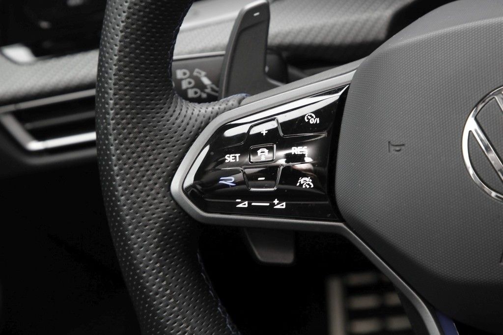 Volkswagen Golf VIII R 2.0 TSI 4Motion Black Style Performa foto 18