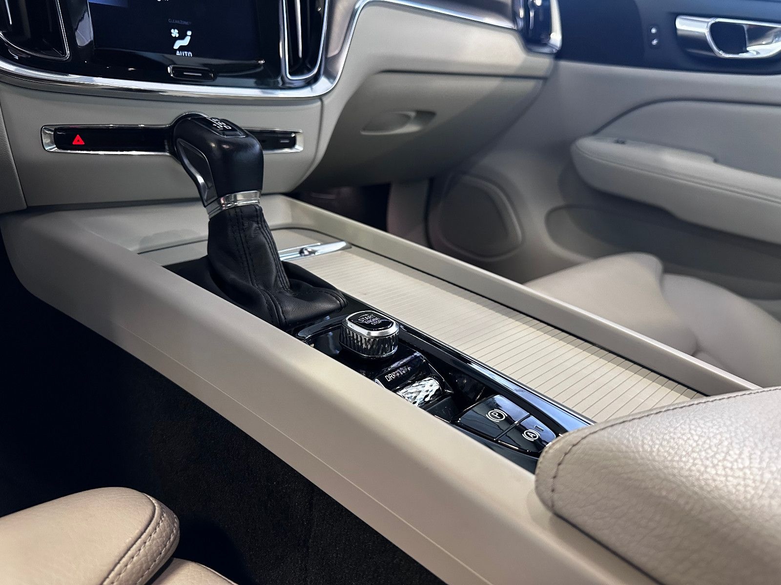 Volvo V60 Momentum Pro //Leder//LED//Navi// foto 19