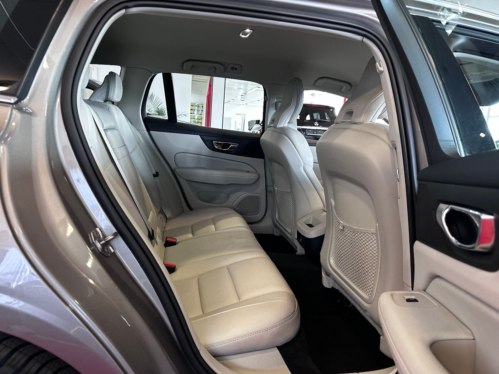 Volvo V60 Momentum Pro //Leder//LED//Navi// foto 21