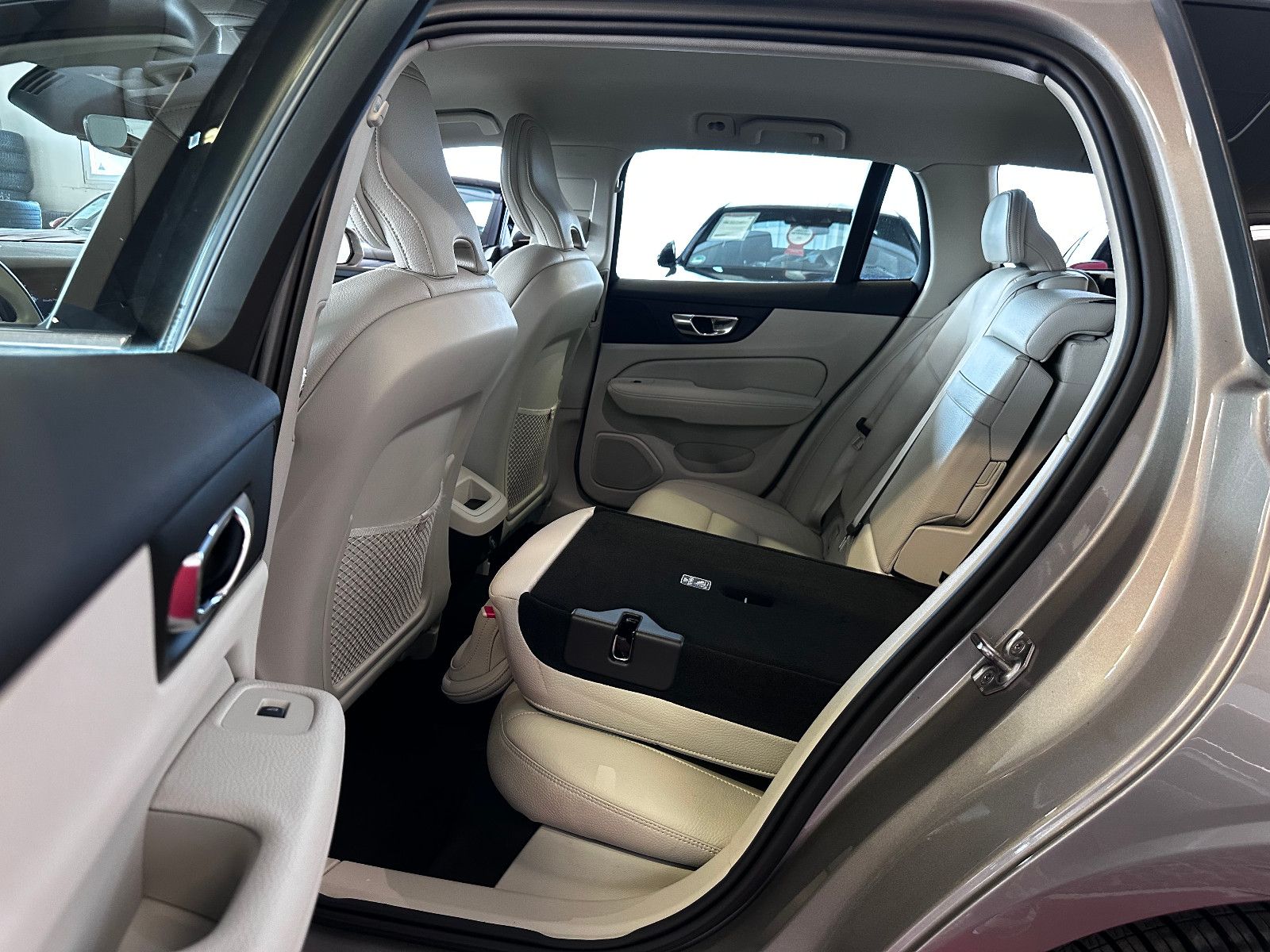 Volvo V60 Momentum Pro //Leder//LED//Navi// foto 22