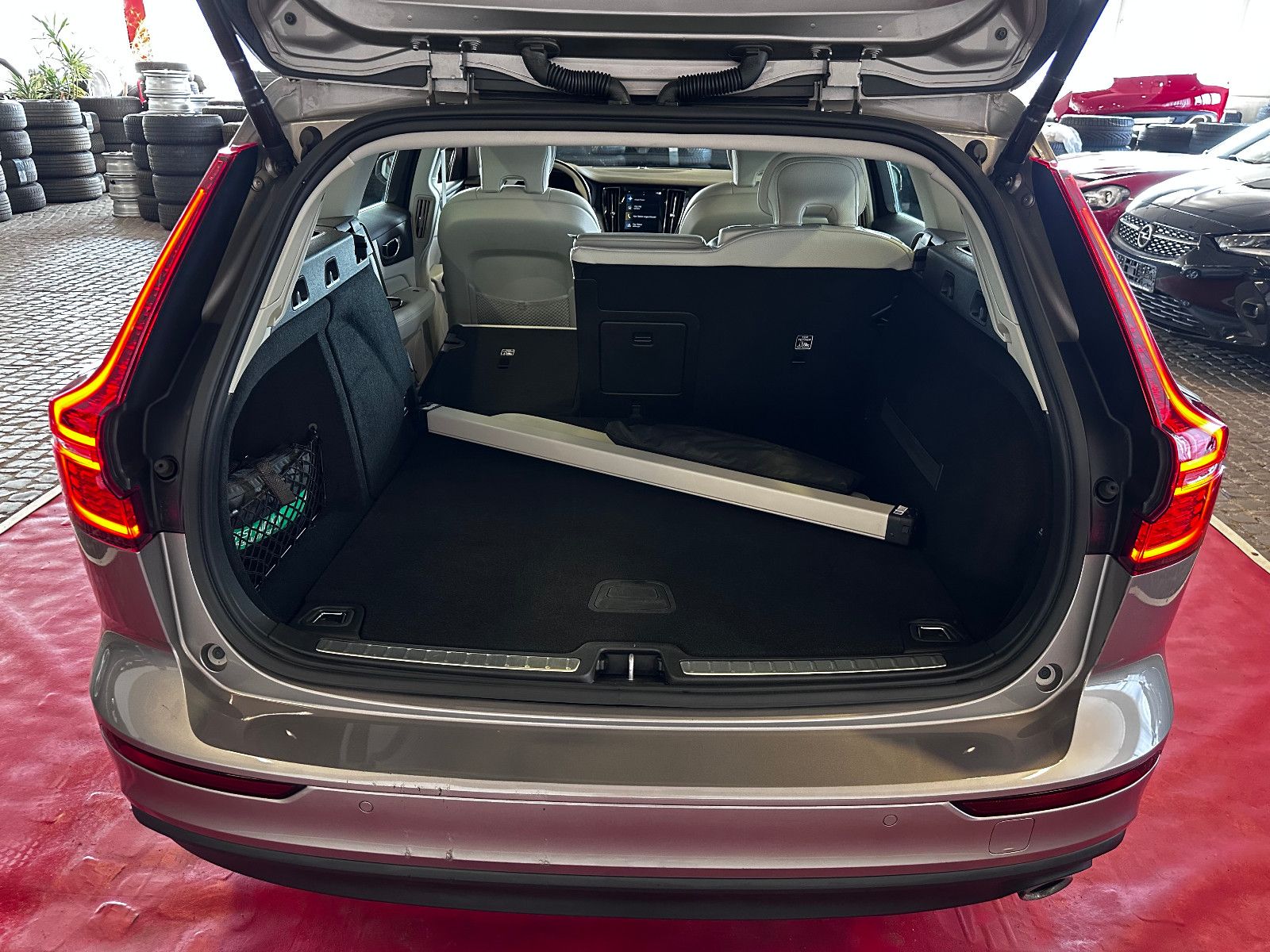 Volvo V60 Momentum Pro //Leder//LED//Navi// foto 23