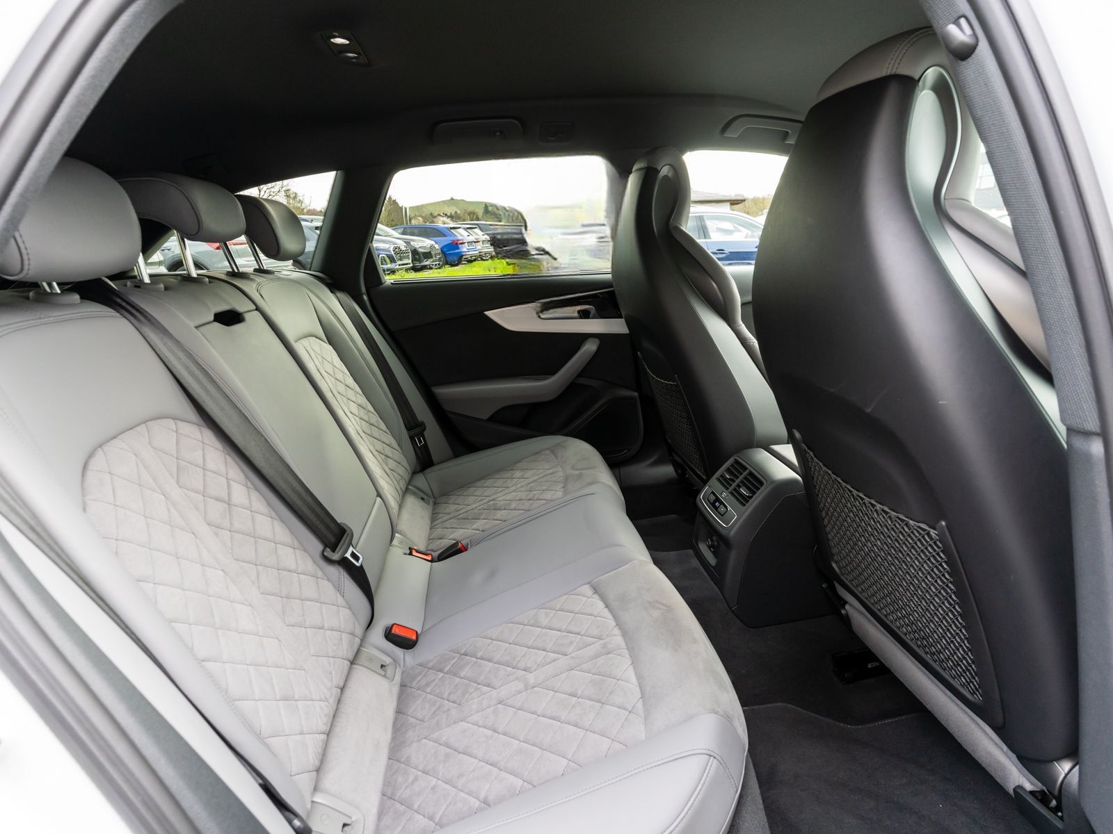 Audi A4 Avant S line 40TDI quattro NAVI MATRIX AHK RF foto 8