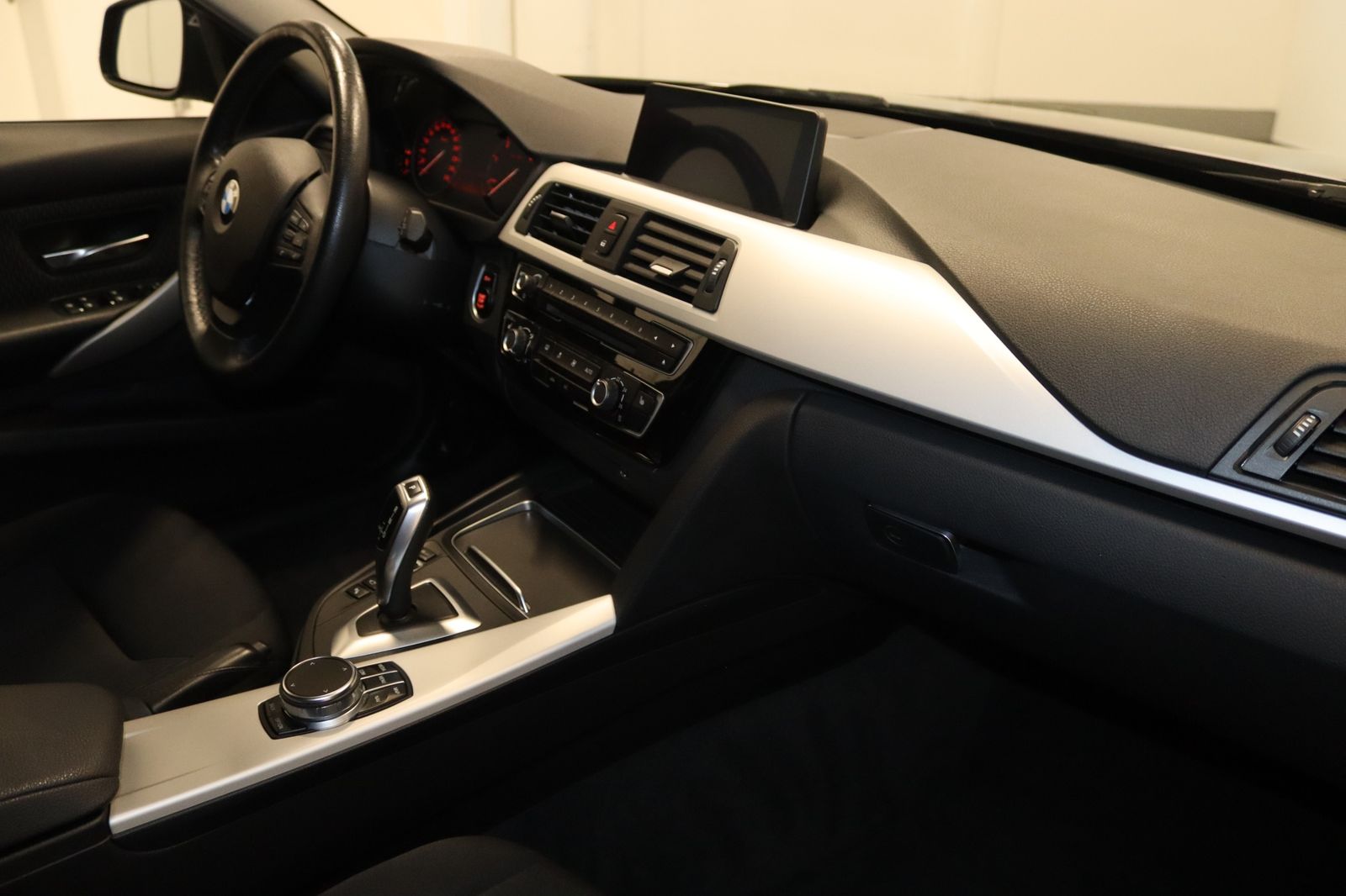 BMW 320d xDrive Advantage-Navi-Kamera-360°-AHK-LED- foto 12