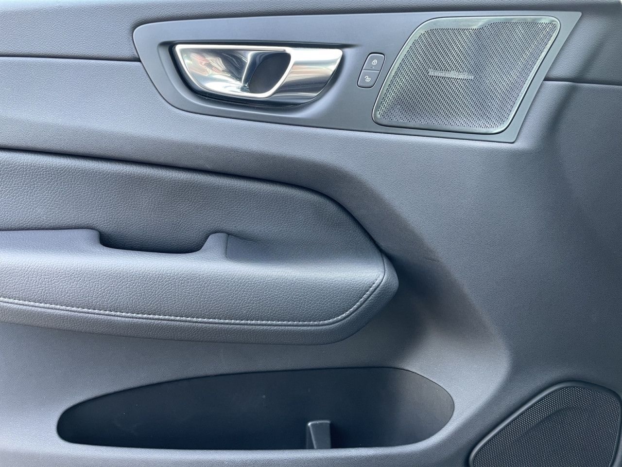 Volvo XC60 B4 AWD Momentum LED KAMERA 19LM H&K foto 11