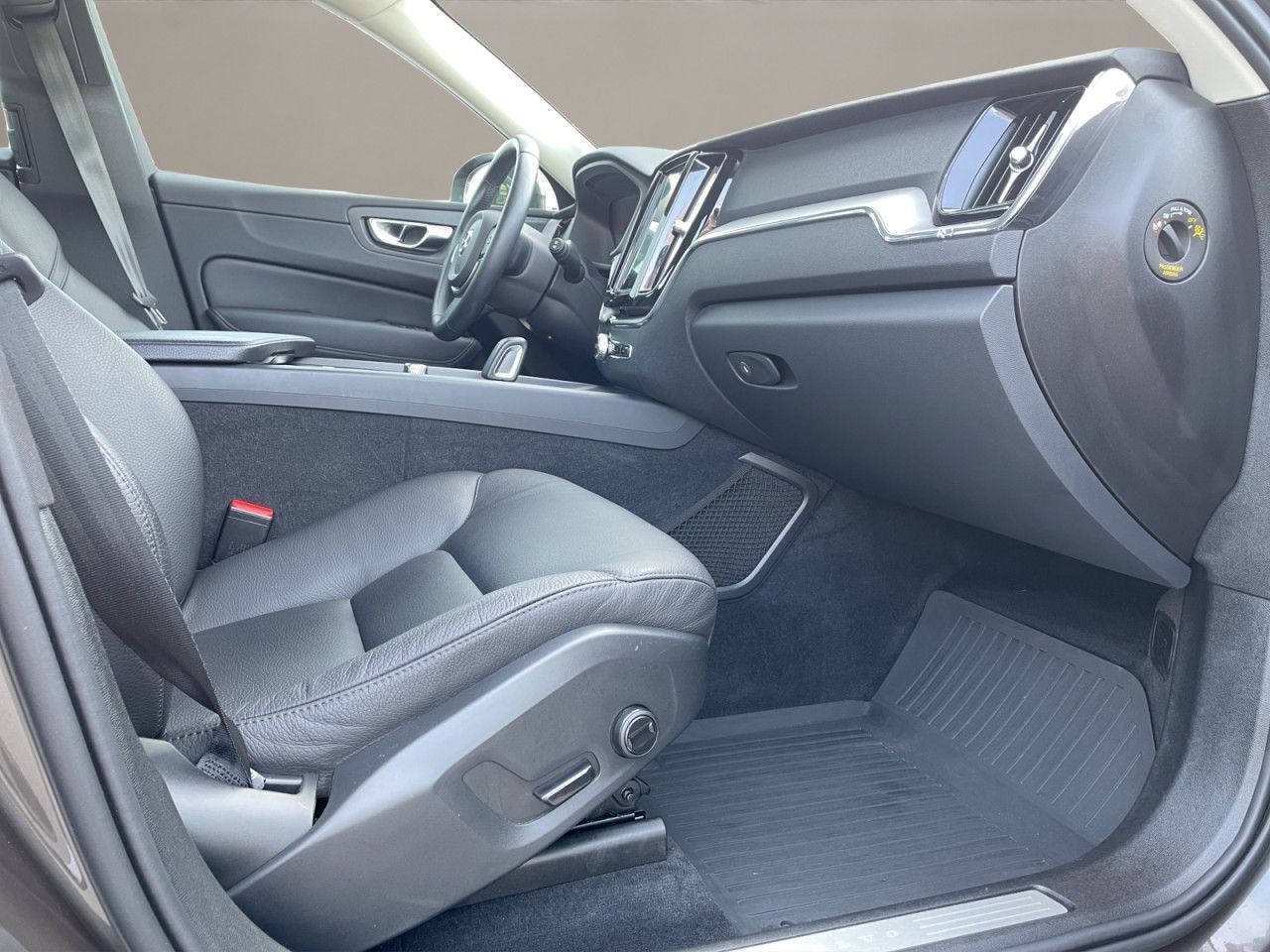 Volvo XC60 B4 AWD Momentum LED KAMERA 19LM H&K foto 13