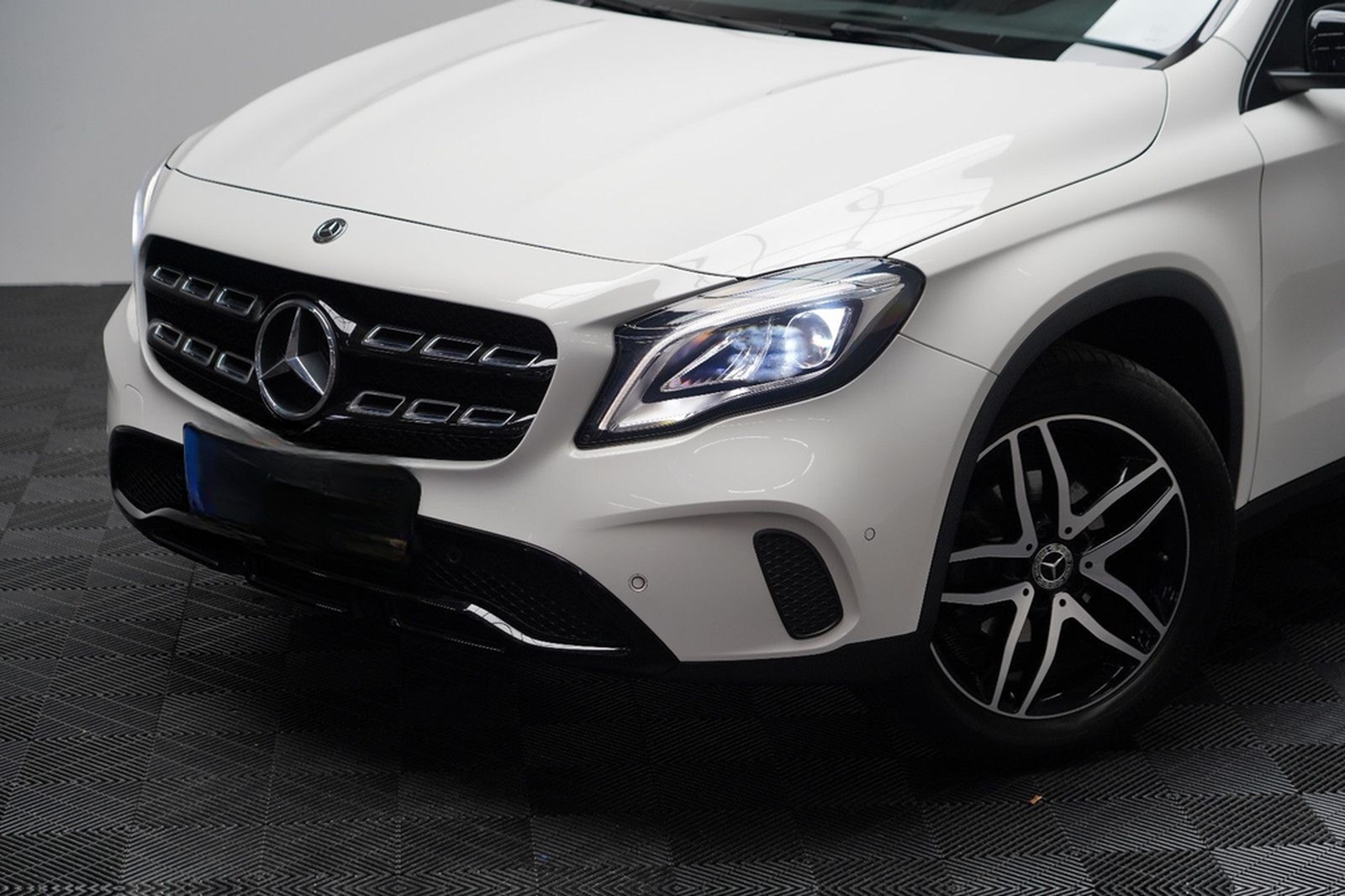 Mercedes-Benz GLA 200 AMG LED PANO PDC AHK NAVI Keyless foto 11