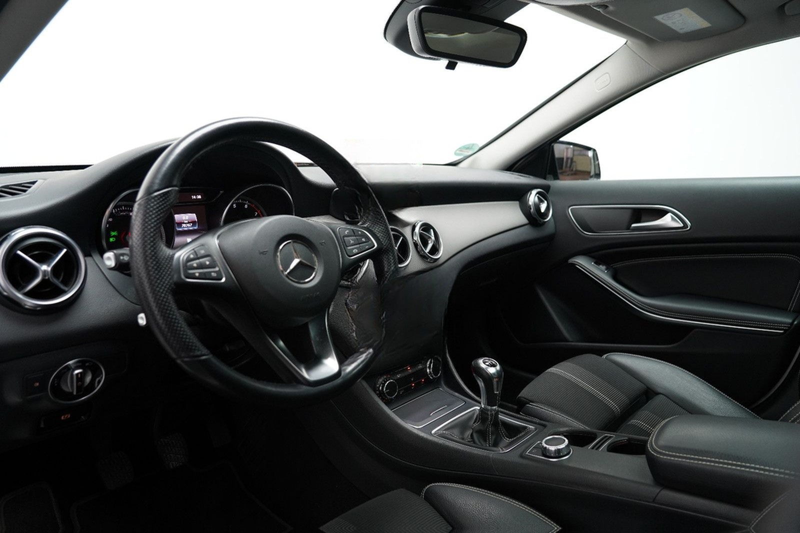 Mercedes-Benz GLA 200 AMG LED PANO PDC AHK NAVI Keyless foto 17