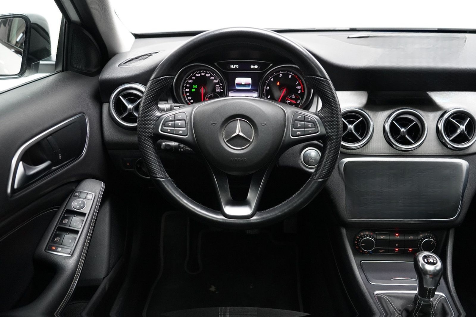 Mercedes-Benz GLA 200 AMG LED PANO PDC AHK NAVI Keyless foto 18