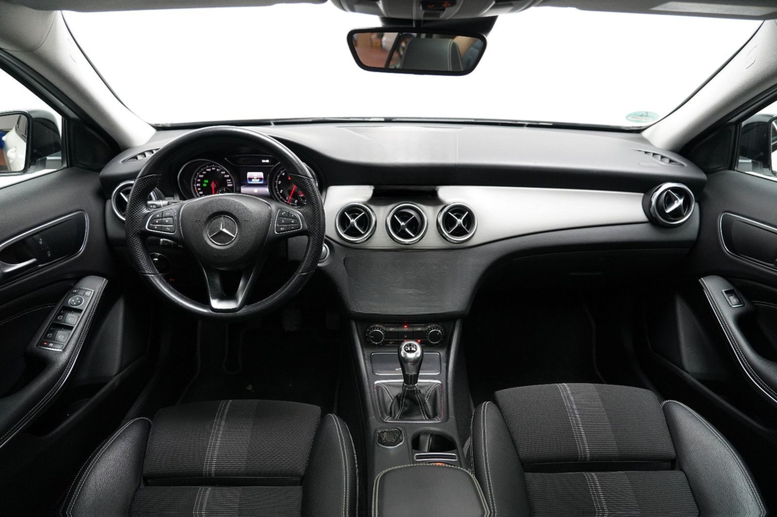 Mercedes-Benz GLA 200 AMG LED PANO PDC AHK NAVI Keyless foto 19
