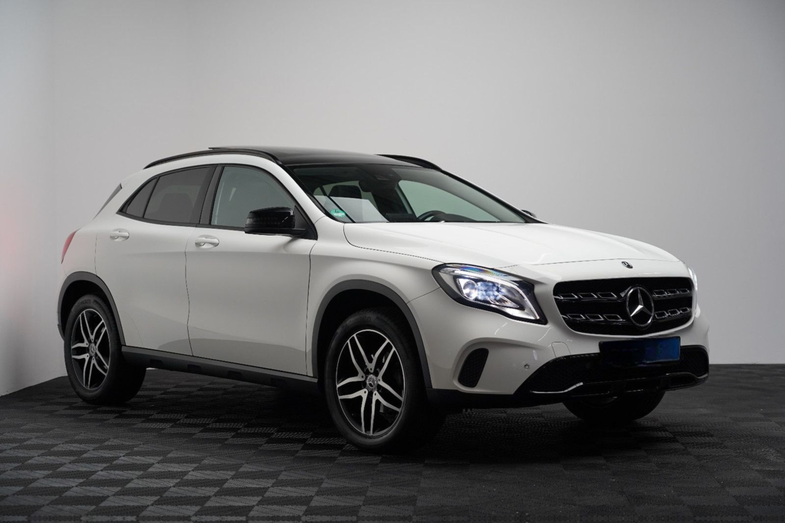 Mercedes-Benz GLA 200 AMG LED PANO PDC AHK NAVI Keyless foto 3