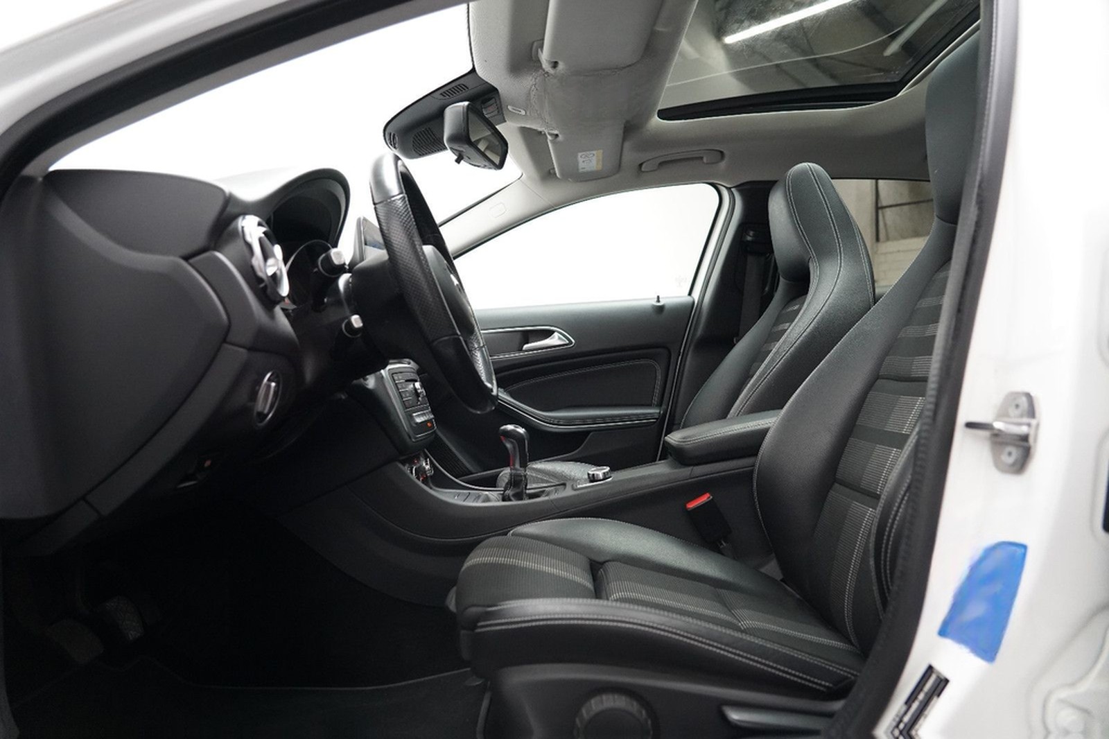 Mercedes-Benz GLA 200 AMG LED PANO PDC AHK NAVI Keyless foto 21