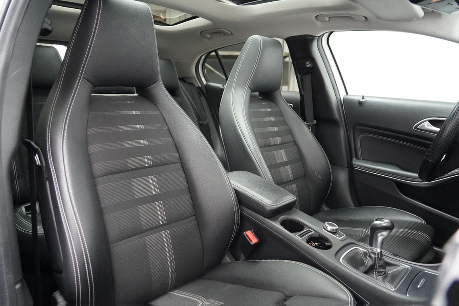 Mercedes-Benz GLA 200 AMG LED PANO PDC AHK NAVI Keyless foto 23