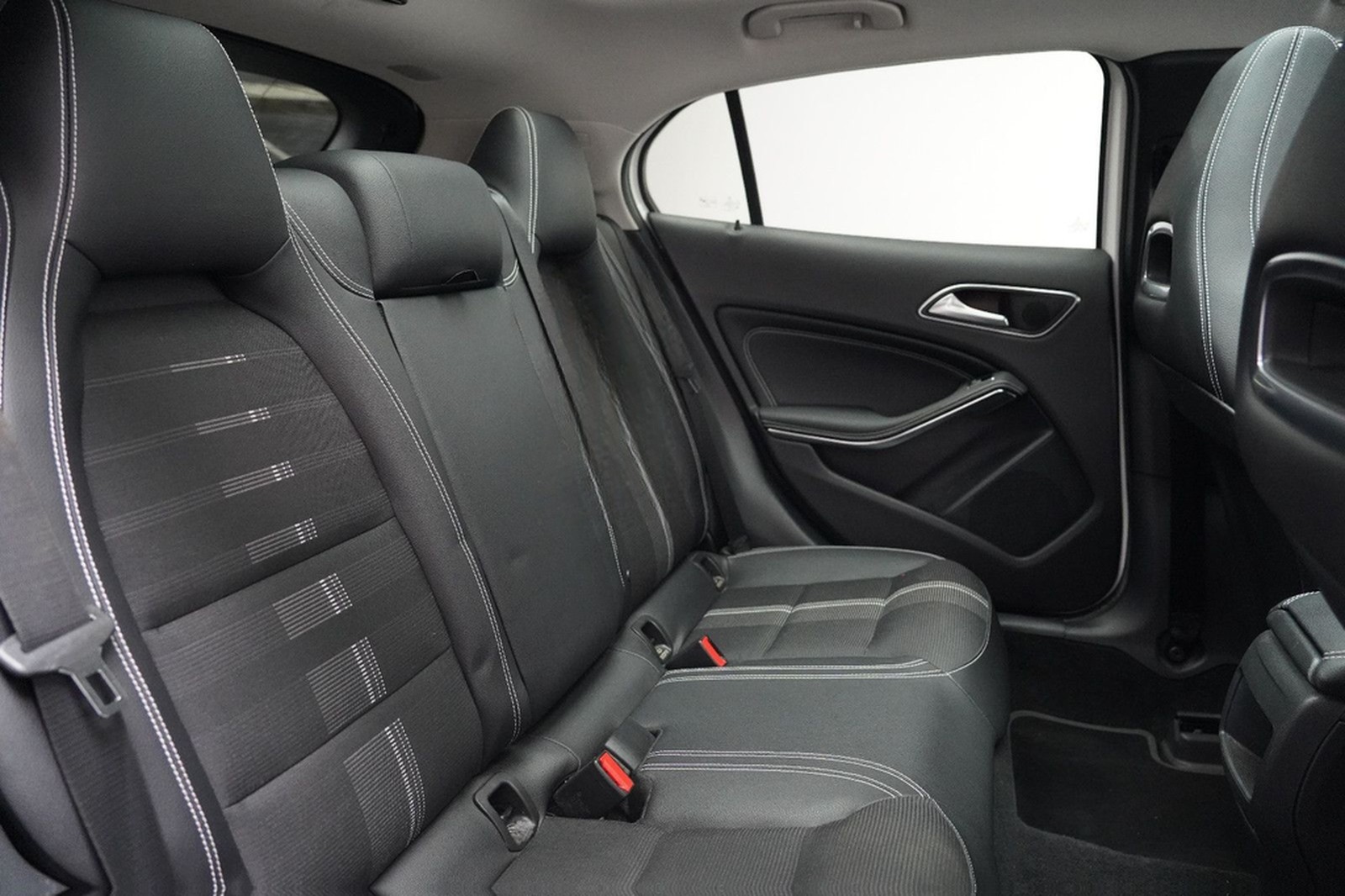 Mercedes-Benz GLA 200 AMG LED PANO PDC AHK NAVI Keyless foto 24
