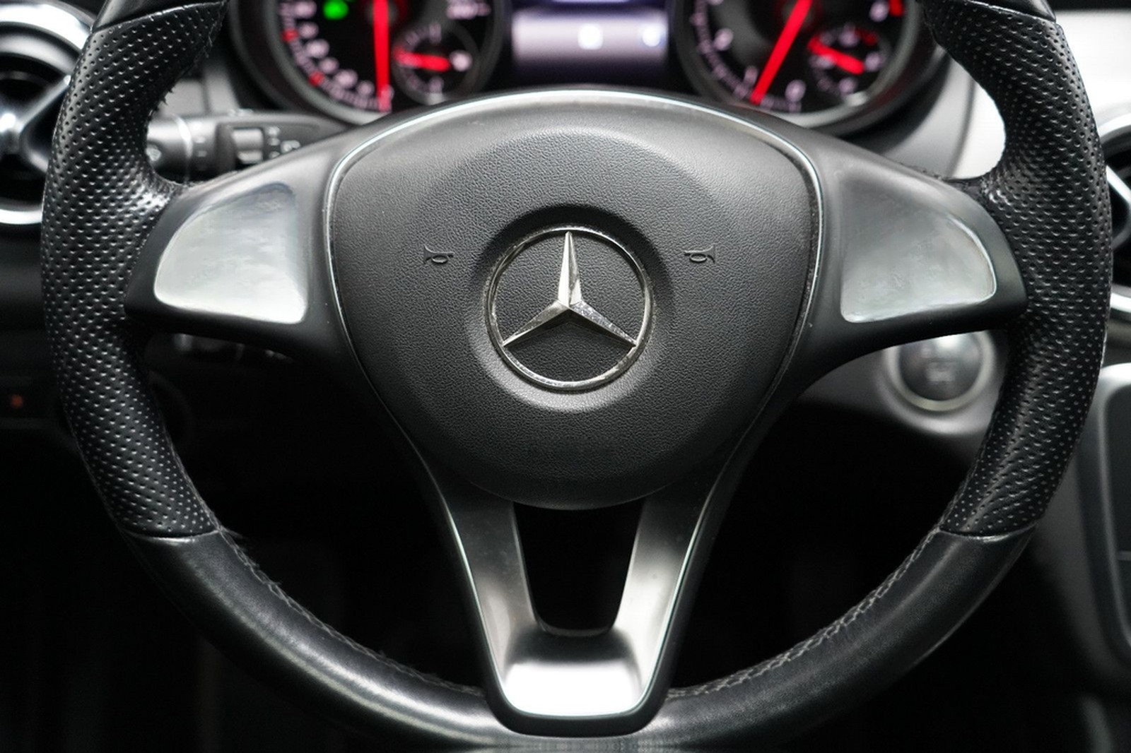 Mercedes-Benz GLA 200 AMG LED PANO PDC AHK NAVI Keyless foto 28