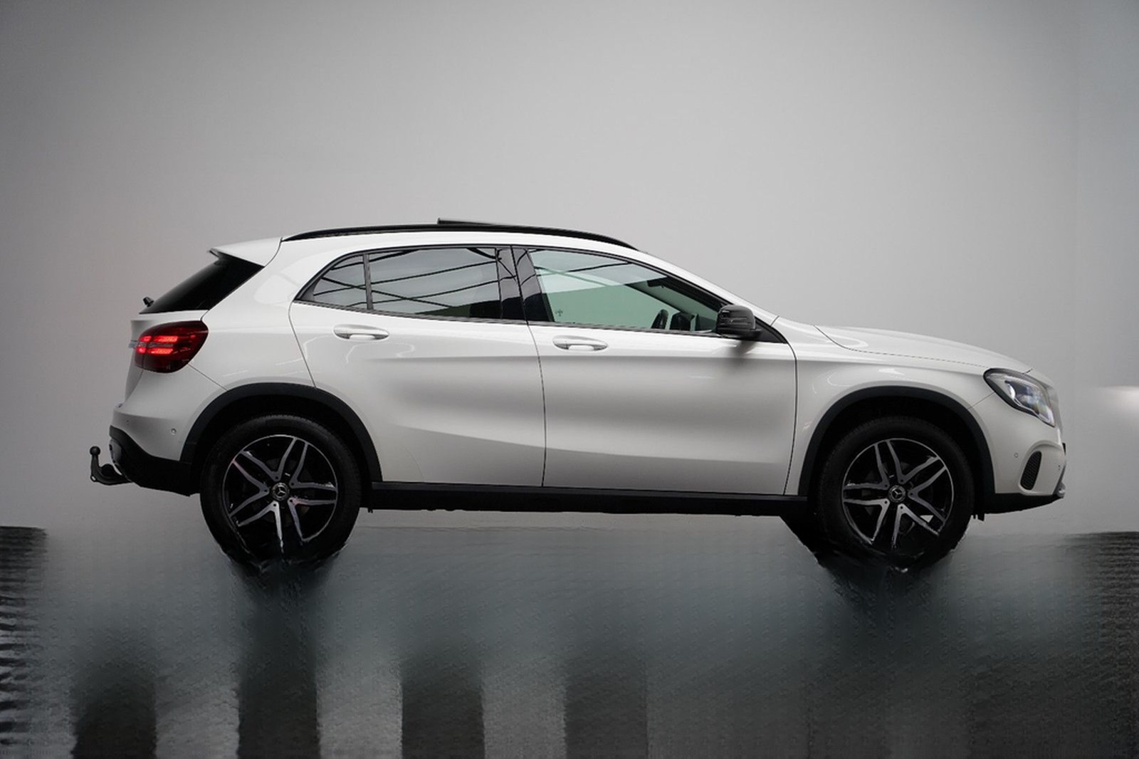 Mercedes-Benz GLA 200 AMG LED PANO PDC AHK NAVI Keyless foto 4