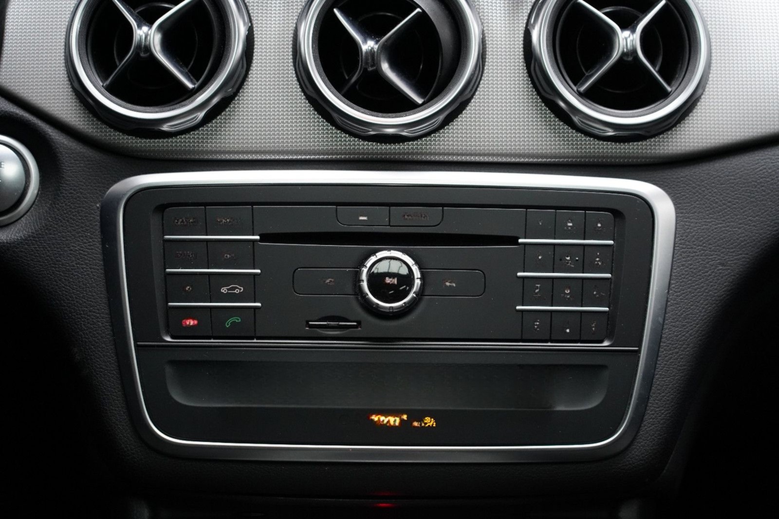 Mercedes-Benz GLA 200 AMG LED PANO PDC AHK NAVI Keyless foto 32