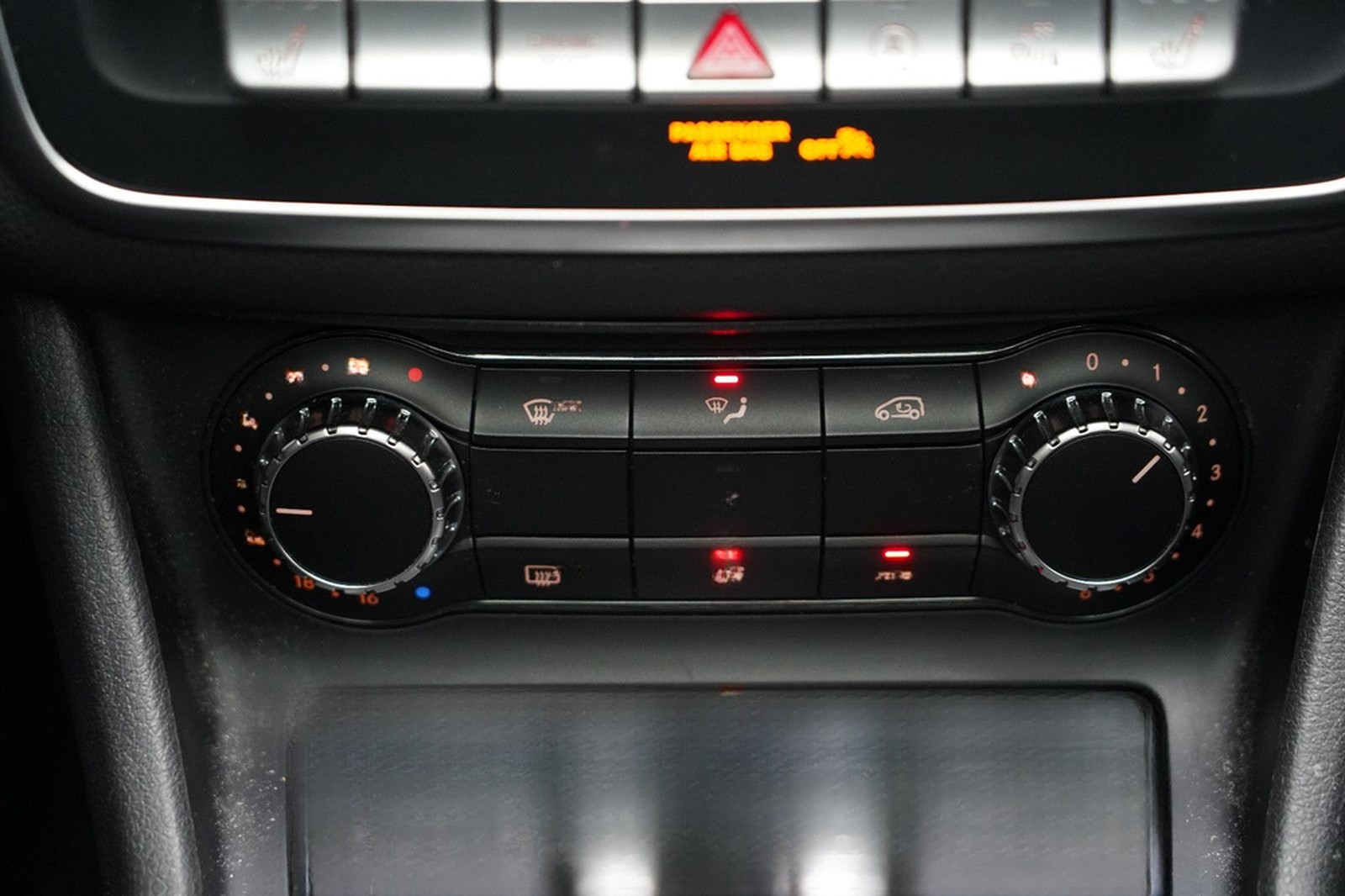Mercedes-Benz GLA 200 AMG LED PANO PDC AHK NAVI Keyless foto 33