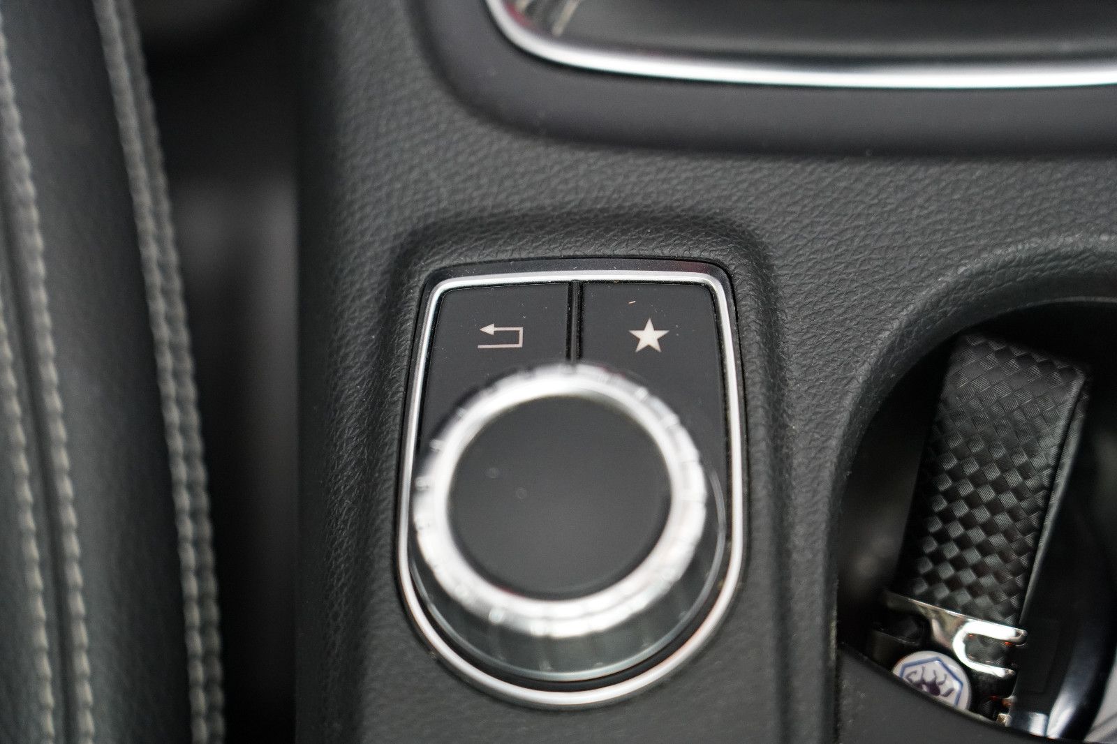 Mercedes-Benz GLA 200 AMG LED PANO PDC AHK NAVI Keyless foto 35