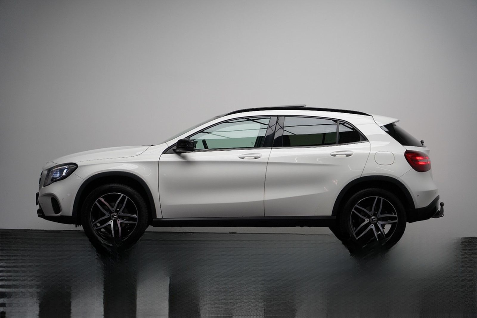 Mercedes-Benz GLA 200 AMG LED PANO PDC AHK NAVI Keyless foto 5