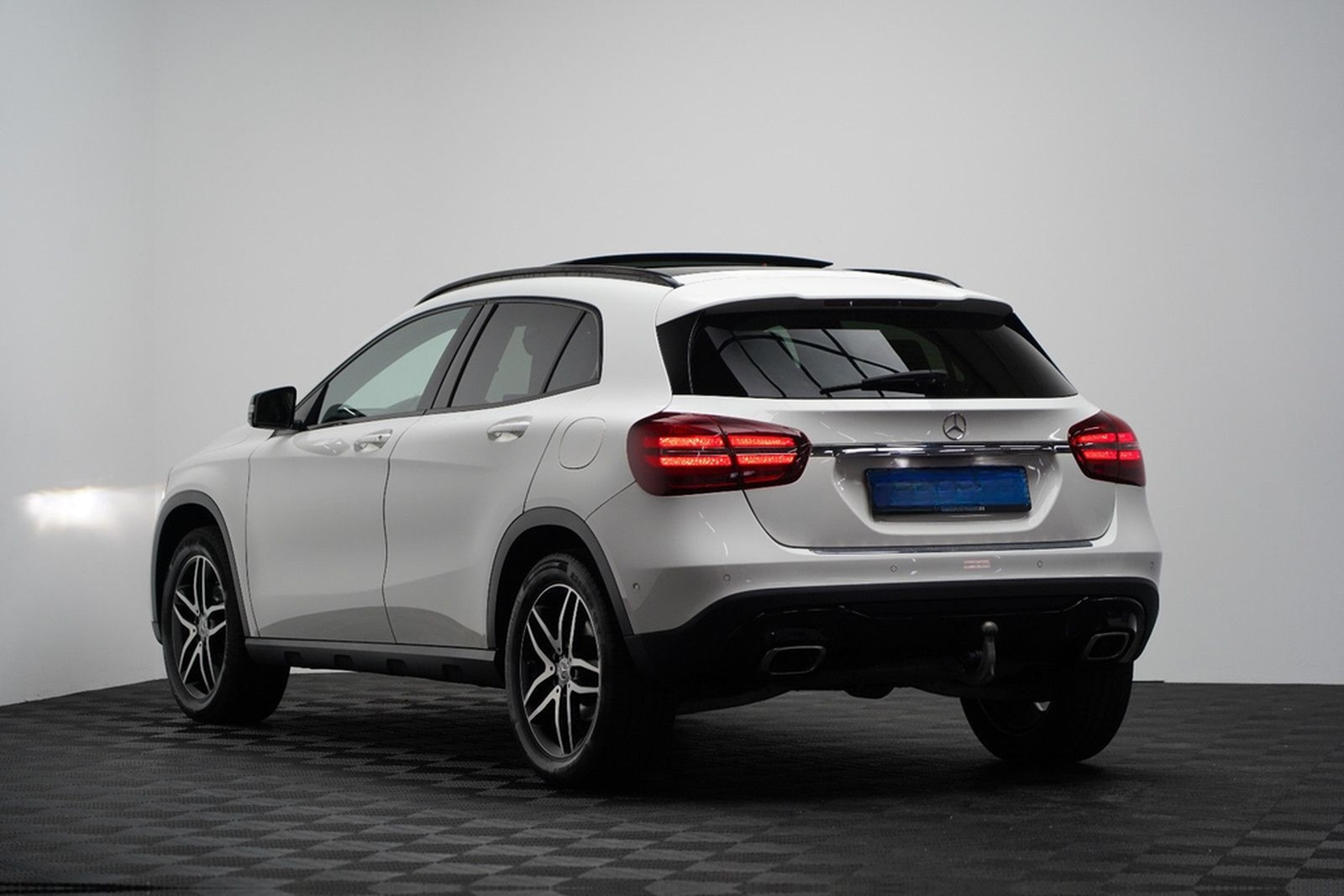 Mercedes-Benz GLA 200 AMG LED PANO PDC AHK NAVI Keyless foto 6