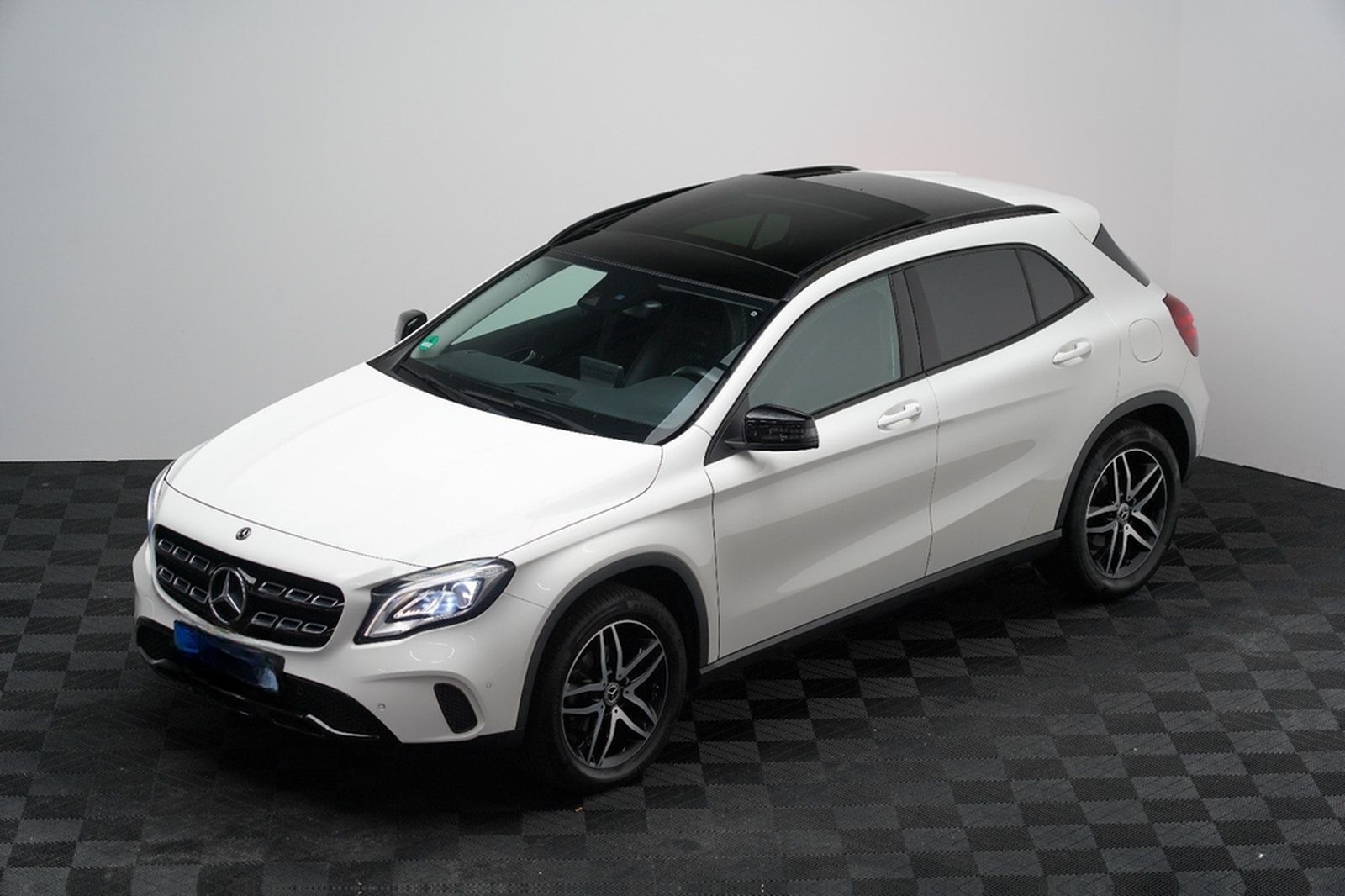 Mercedes-Benz GLA 200 AMG LED PANO PDC AHK NAVI Keyless foto 9