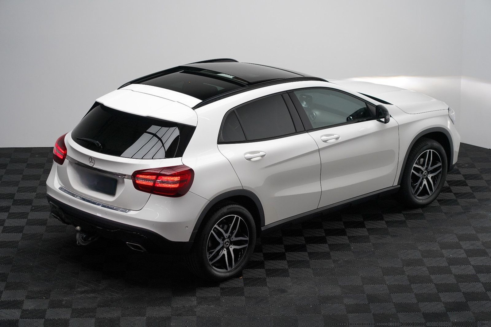 Mercedes-Benz GLA 200 AMG LED PANO PDC AHK NAVI Keyless foto 10