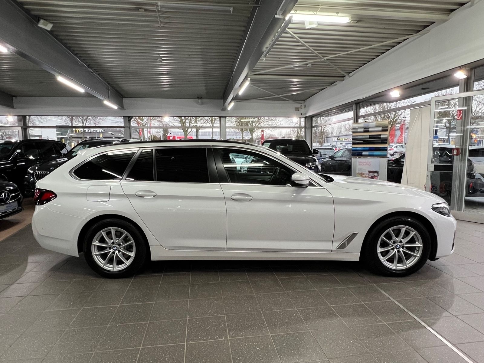 BMW 520 d Touring AMB+AHK+DAP+HuD+Pano+HaKa+SH+MEM foto 8