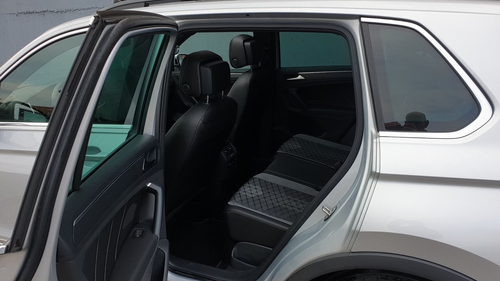 Volkswagen Tiguan 2.0 TDI DSG 3 x R-Line Pano/ACC/K-les foto 9