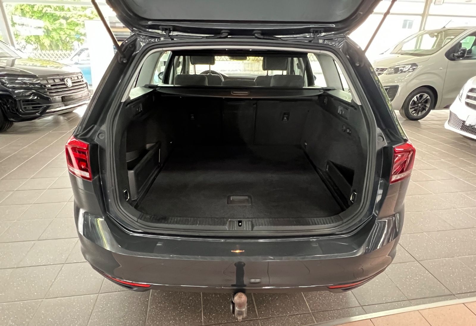 Volkswagen Passat Var. 2.0 TDI Business AHK+Premium Navi foto 12