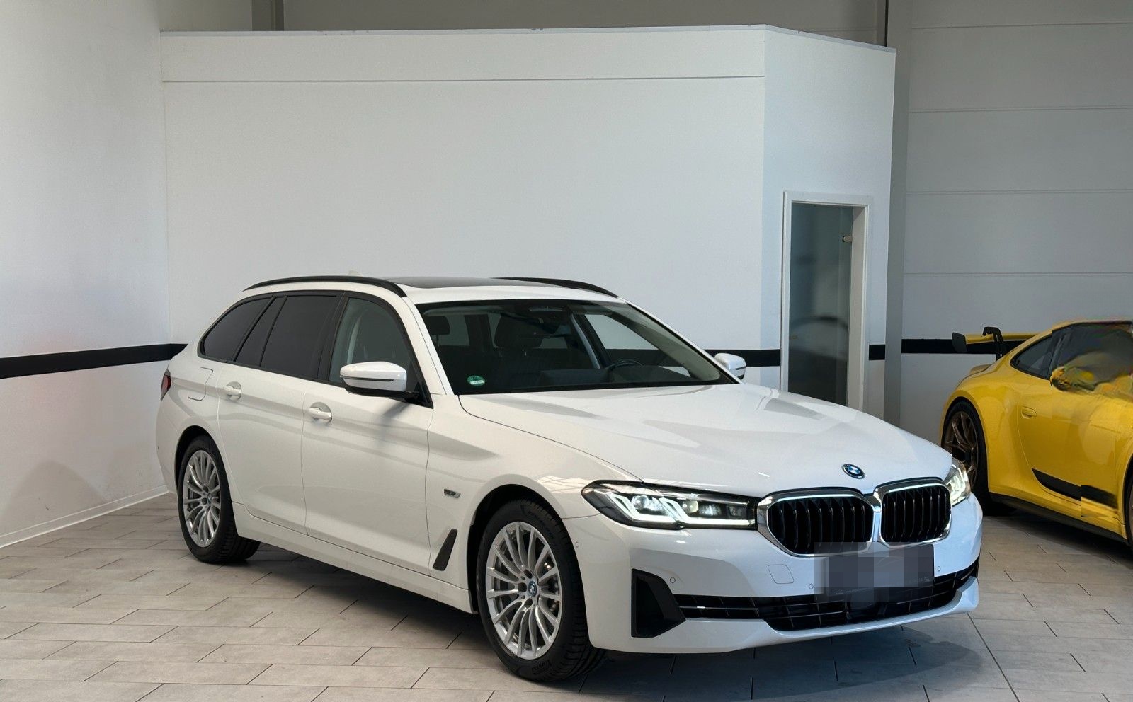 BMW 530e xDrive Touring Aut. Navi*Leder*LED*AHK* foto 3
