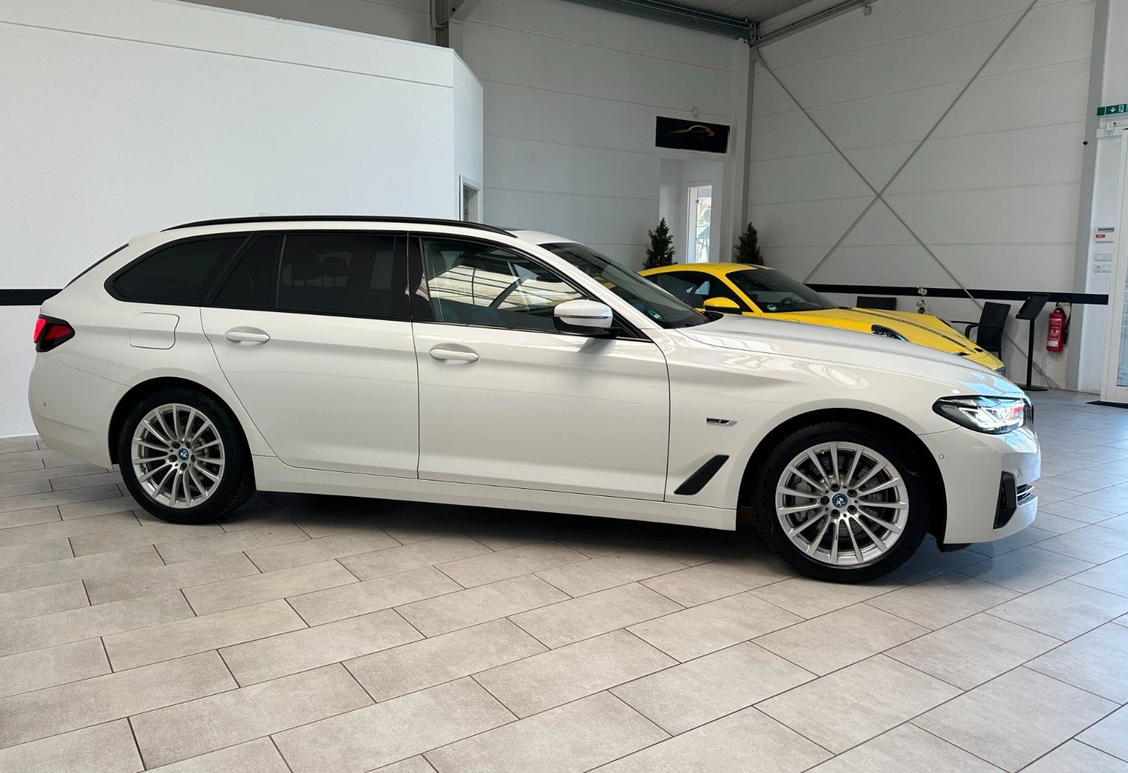 BMW 530e xDrive Touring Aut. Navi*Leder*LED*AHK* foto 4