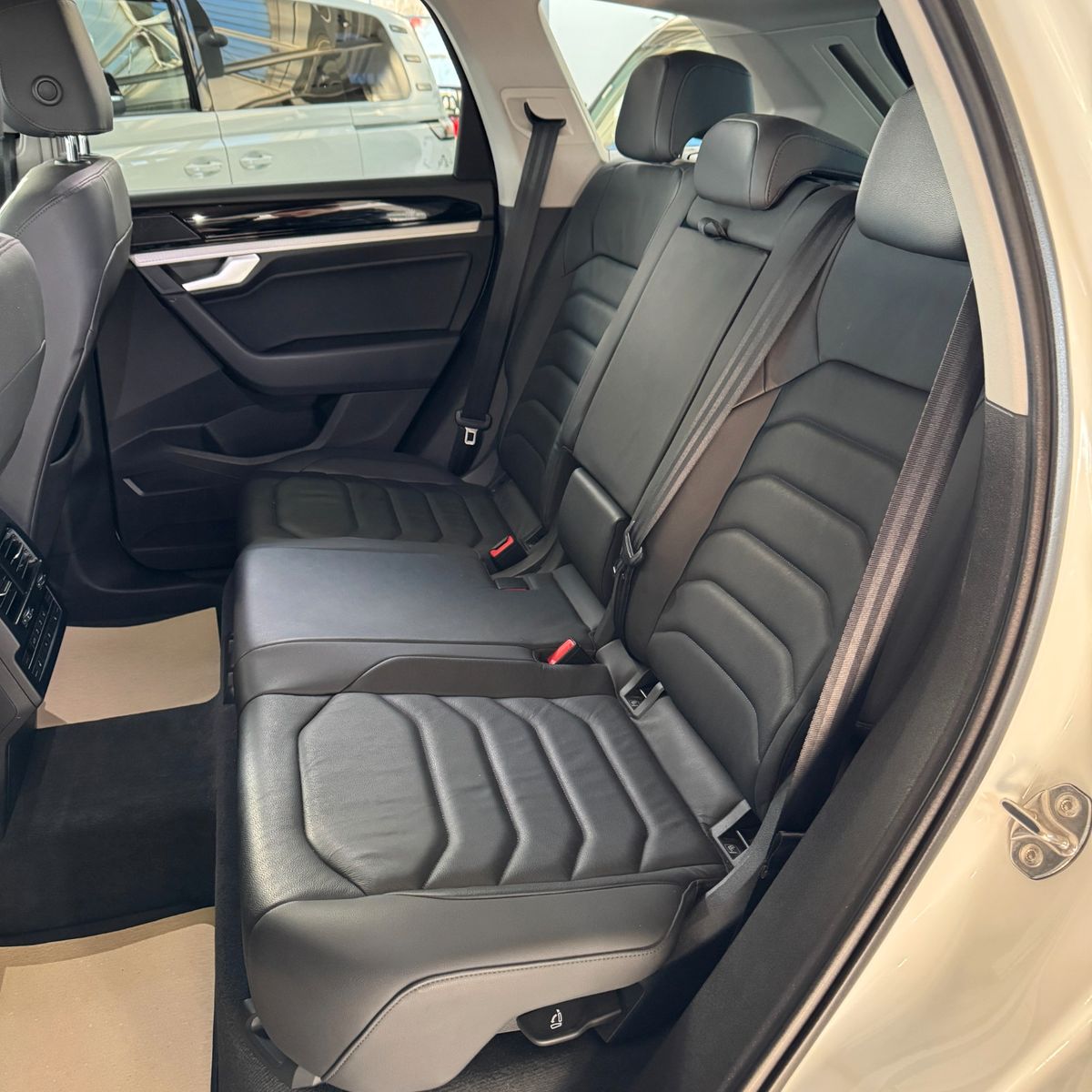 Volkswagen Touareg Basis 3.0 V6 4Motion foto 8