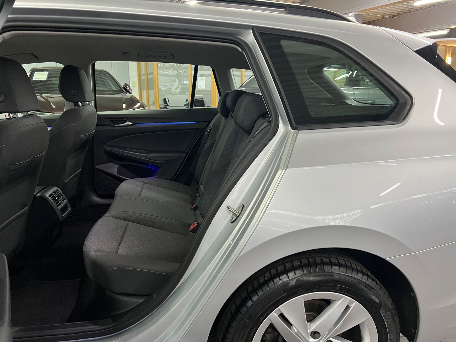 Volkswagen Golf VIII Var. 2.0 TDI Life AHK+Keyless+Winter foto 23