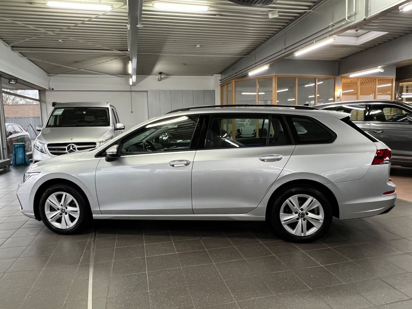 Volkswagen Golf VIII Var. 2.0 TDI Life AHK+Keyless+Winter foto 6