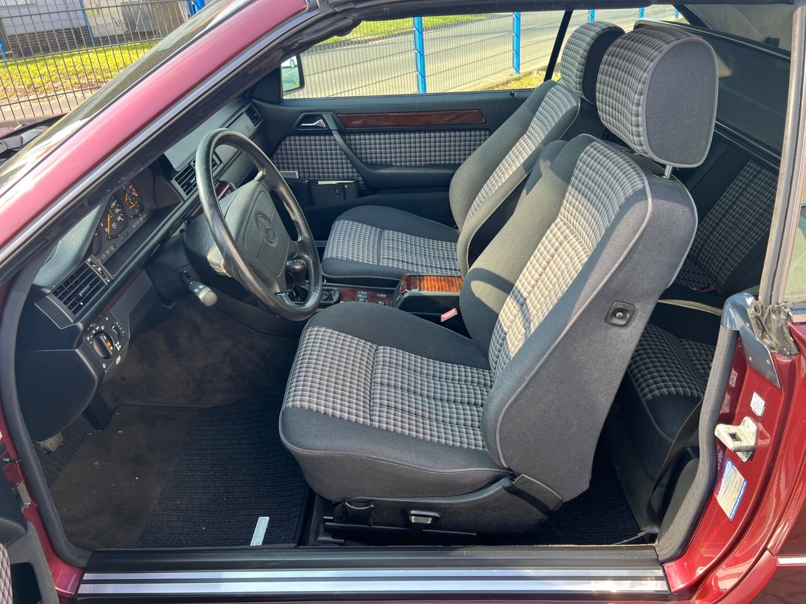 Mercedes-Benz E 200 Cabrio mit sehr wenig Kilometern foto 9