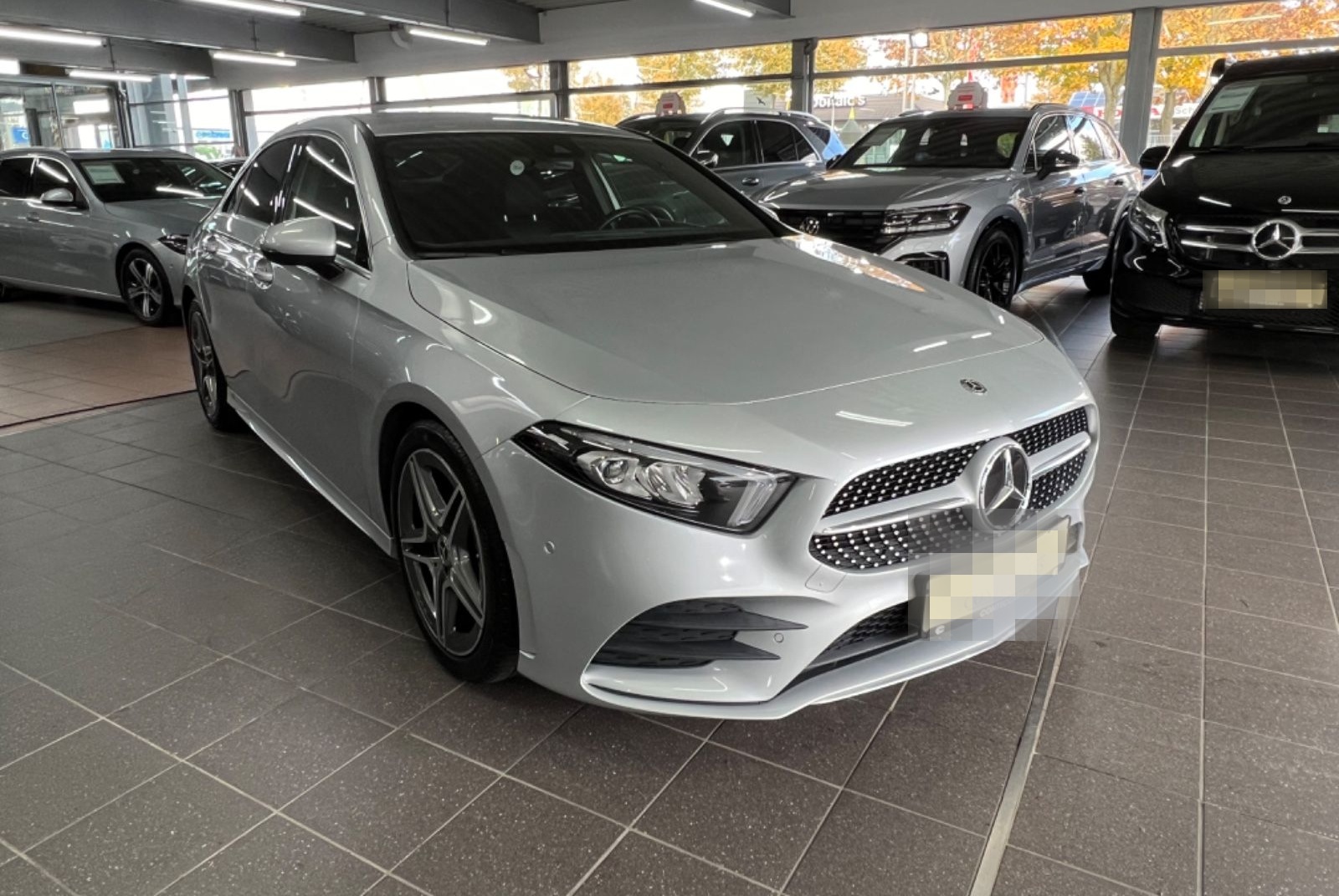 Mercedes-Benz A 180 d Limousine AMG Line Park-Paket+AHK foto 1