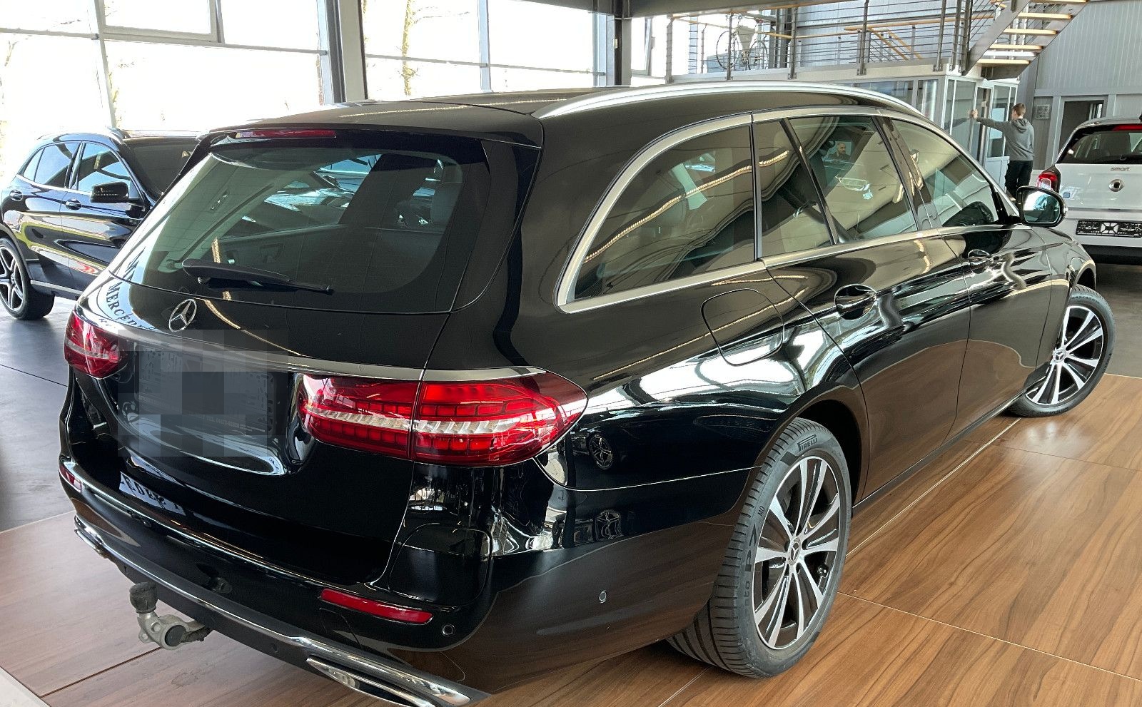 Mercedes-Benz E 300 de T 4Matic Avantgarde DISTRO/360/AHK/PANO foto 2