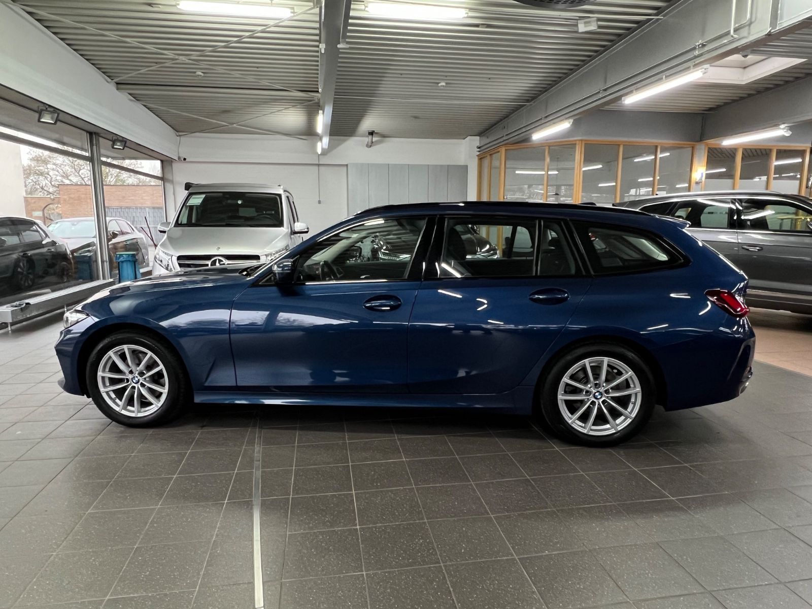 BMW 320d Touring xDrive, LED, AHK, Driving Assistant foto 6