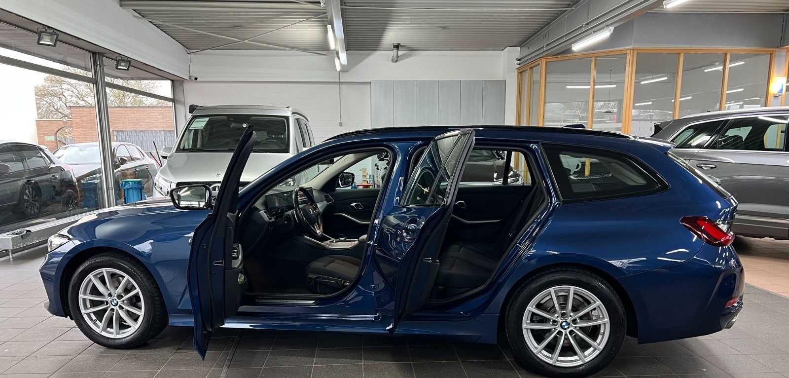 BMW 320d Touring xDrive, LED, AHK, Driving Assistant foto 7