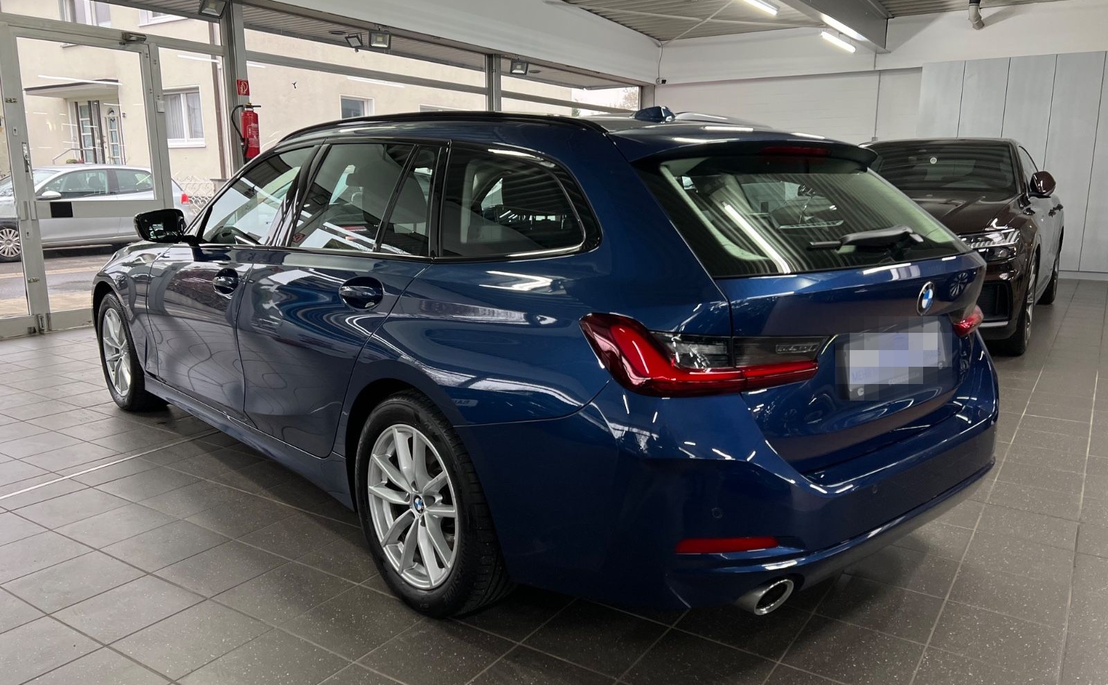 BMW 320d Touring xDrive, LED, AHK, Driving Assistant foto 8
