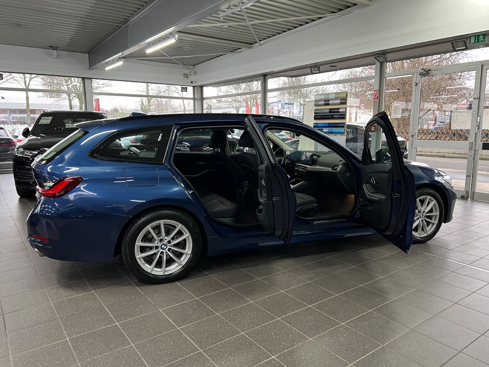 BMW 320d Touring xDrive, LED, AHK, Driving Assistant foto 9